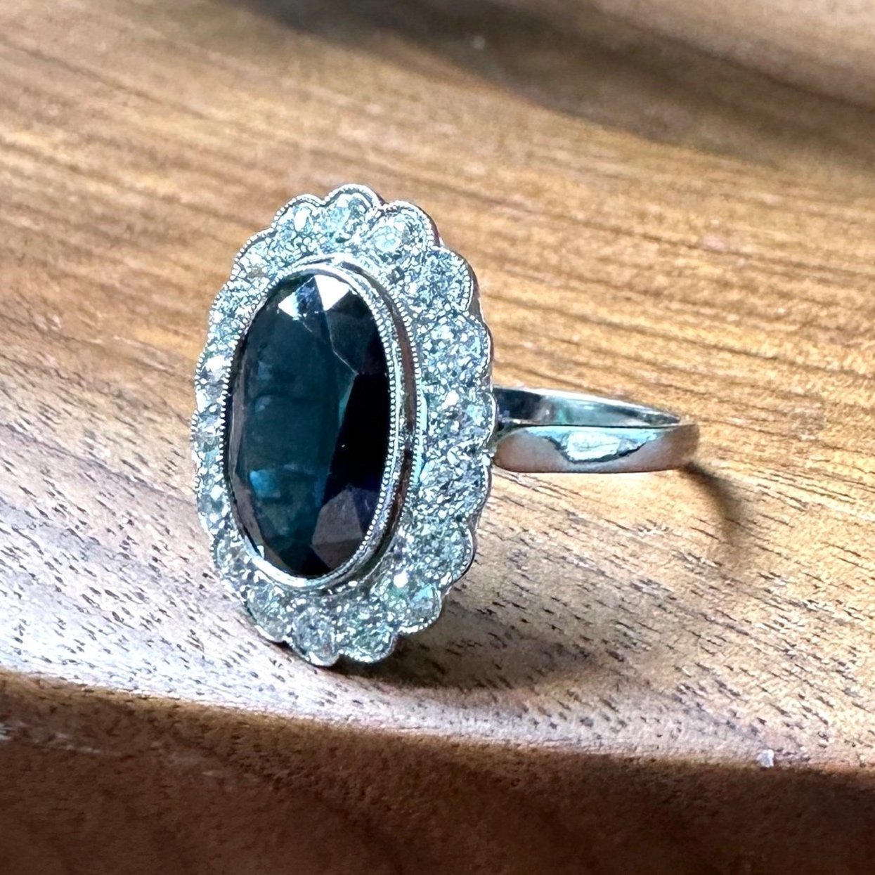 ADR2496-Bague-ancienne-vintage-platine-saphir-ovale-entourage-diamants-saphir-fonce-mariage-fiancailles-ido-demande-en-mariage-shesaidyes-top-dix-bague-fiancailles-vintage-bijoux-anciens-paris-laura-fleur3.jpg