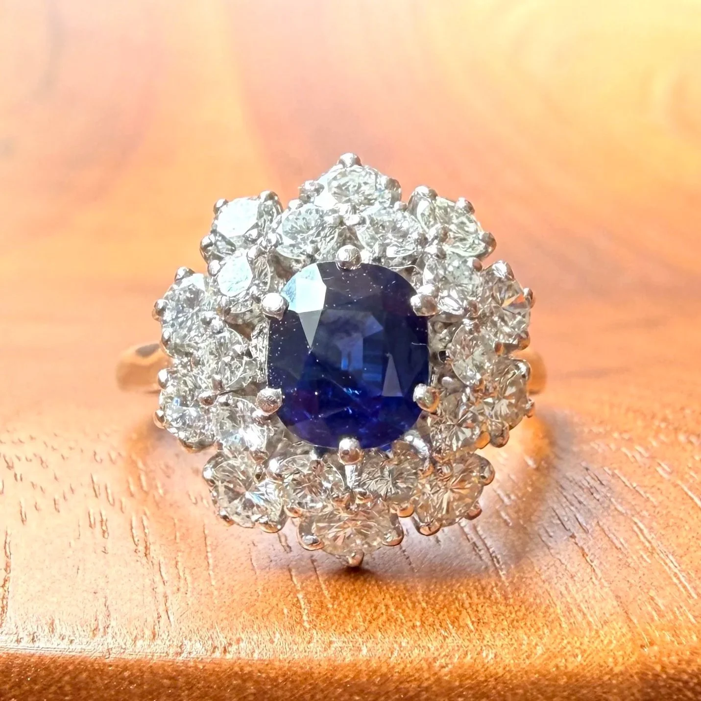 "La Jolie" Bague Marguerite en or blanc, platine, saphir et diamants