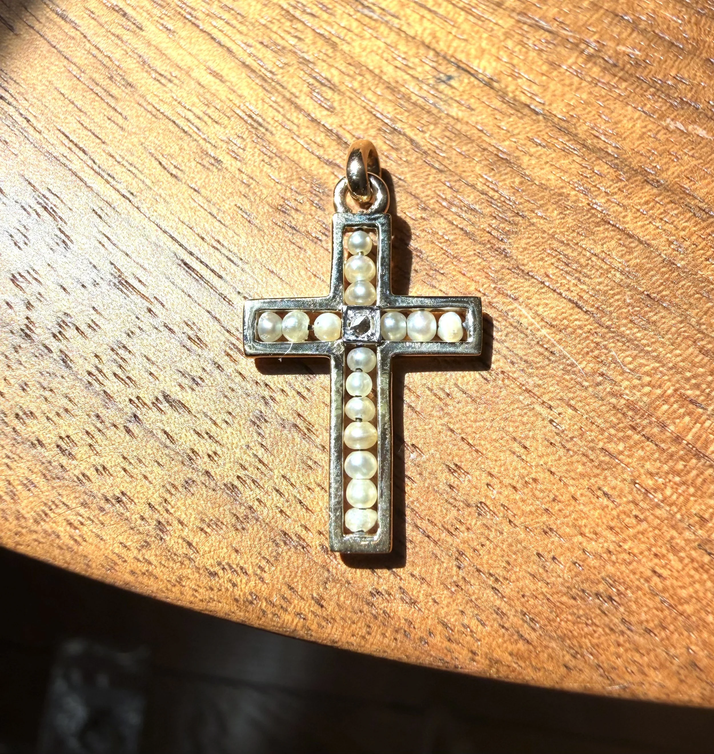 ADR3175-croix-or-jaune-perles-fines-diamant1.jpeg