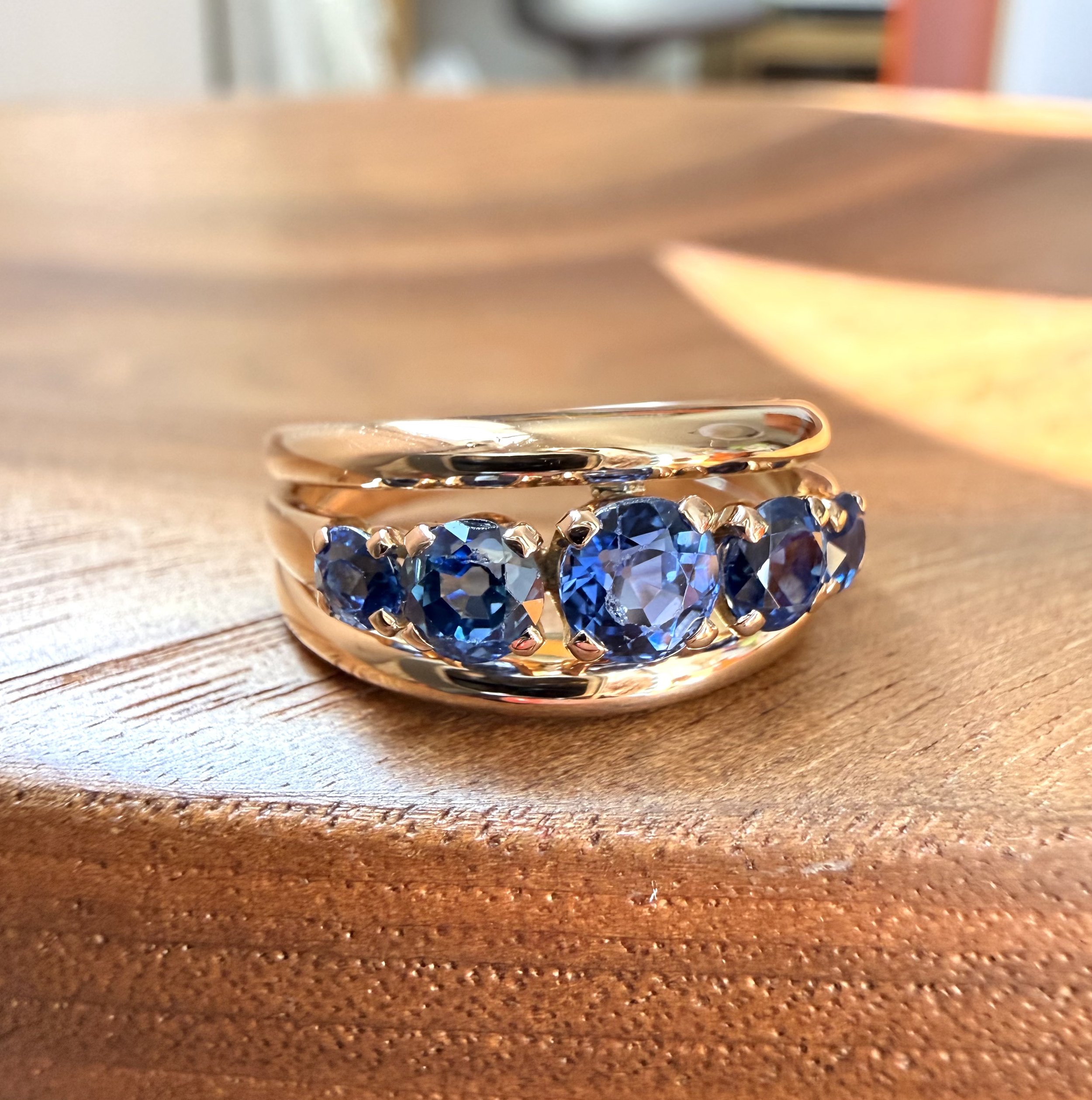 ADR3142-Blue-ocean-ring-bague-or-jaune-rose-saphir-sapphire-gemstones-unique-rare-push-present-gift-naissance4.jpeg