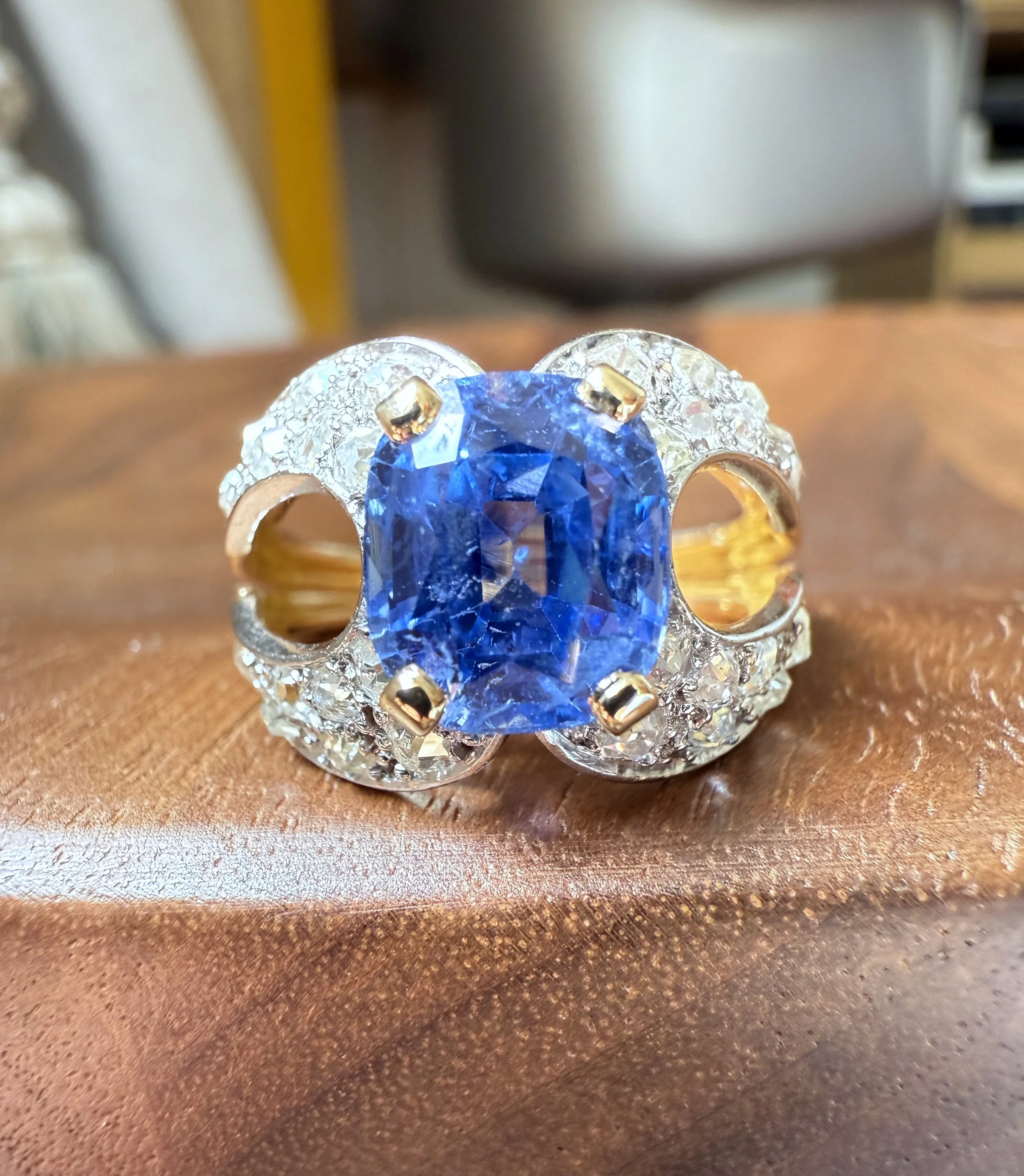 "La Majesté" Bague ancienne des années 1950 en or jaune, platine, saphir et diamants