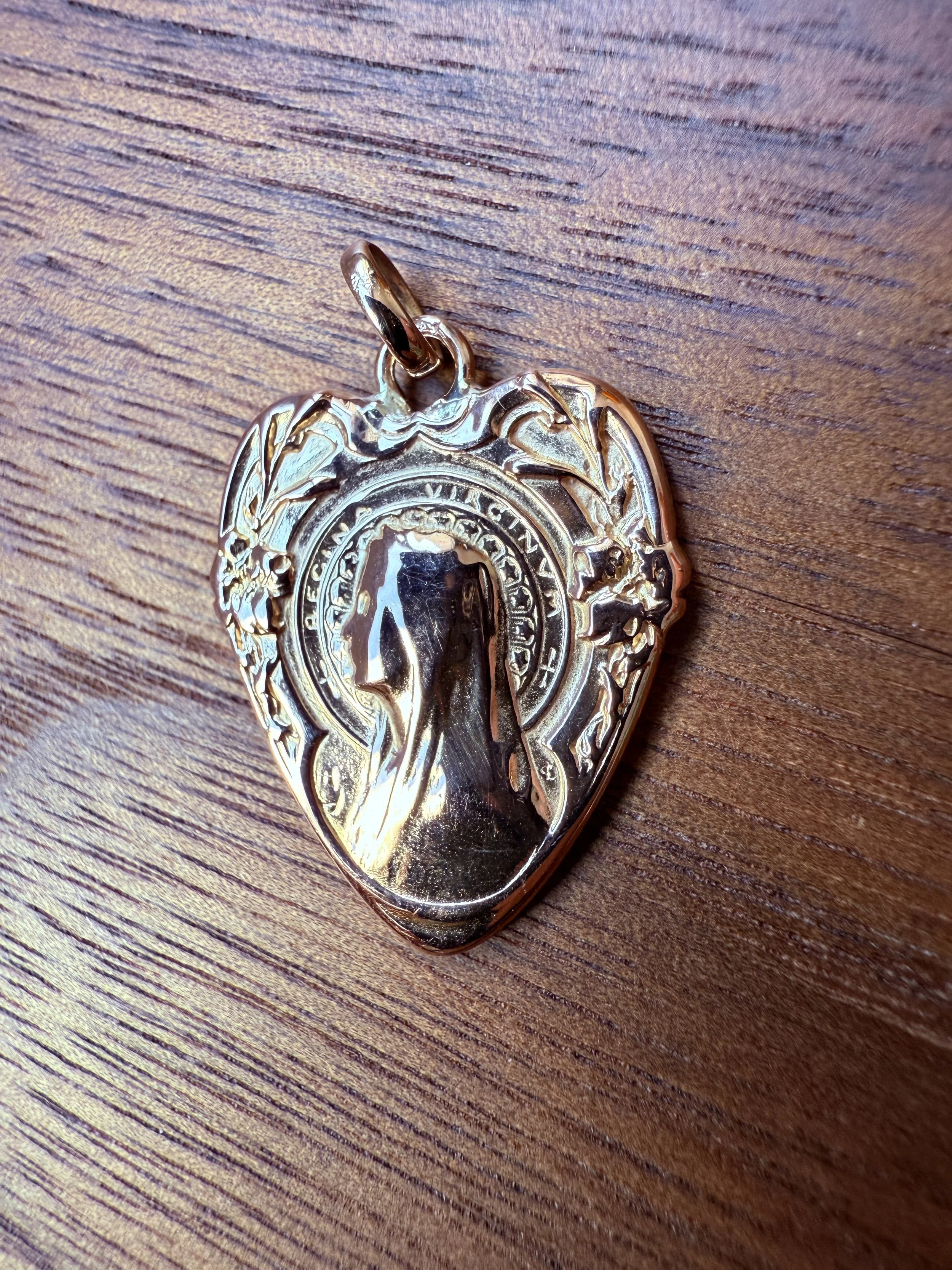 Médaille d'époque Art Nouveau en or rose, en forme de coeur, représentant la Vierge Marie "Reine des Vierges"