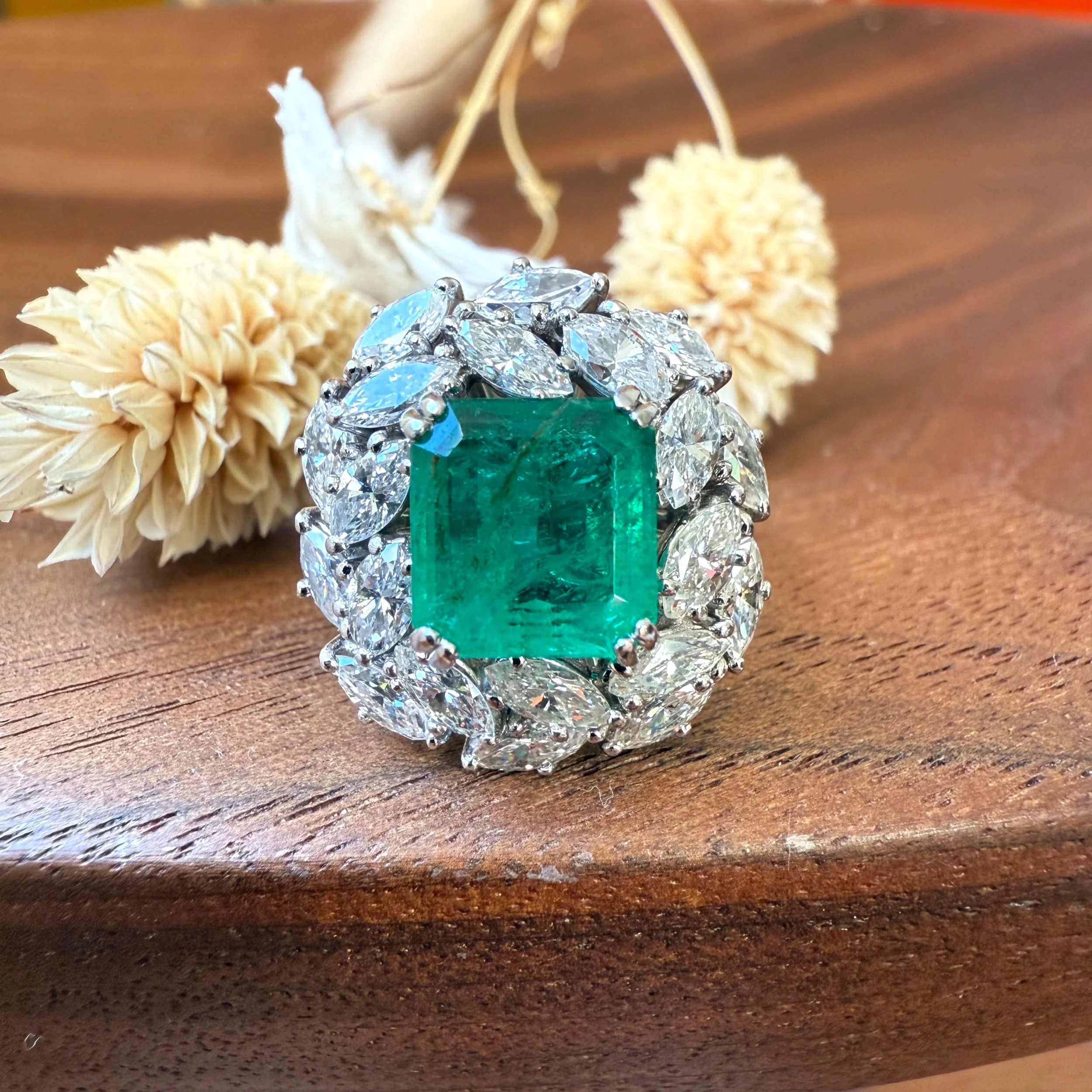 ADR2766-Bague-ancienne-vintage-emeraude-entourage-diamants-navette-rare-unique-castafiore-jewelry-special-bijoux-anciens-paris1.jpg