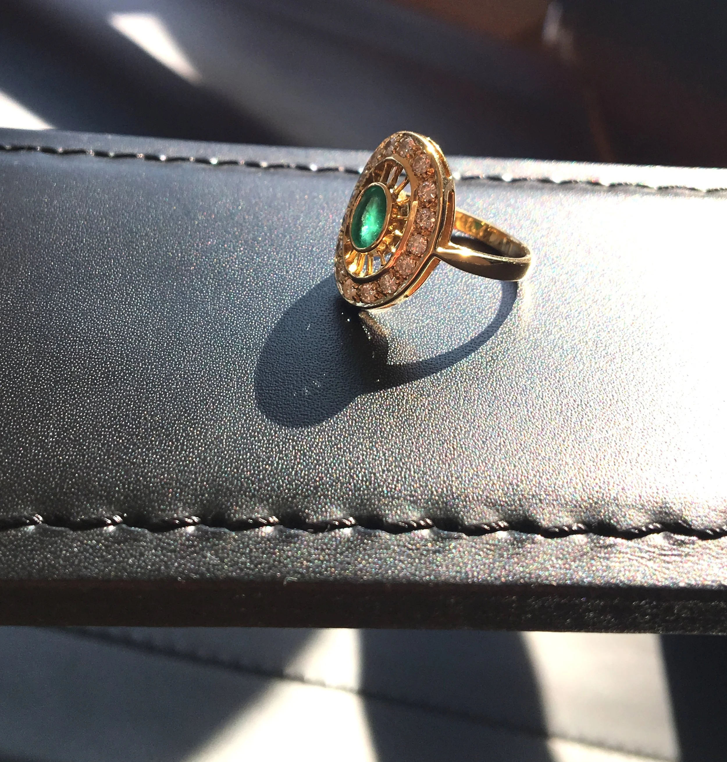 Bague ajouree or jaune emeraude ovale et diamants 5.jpg