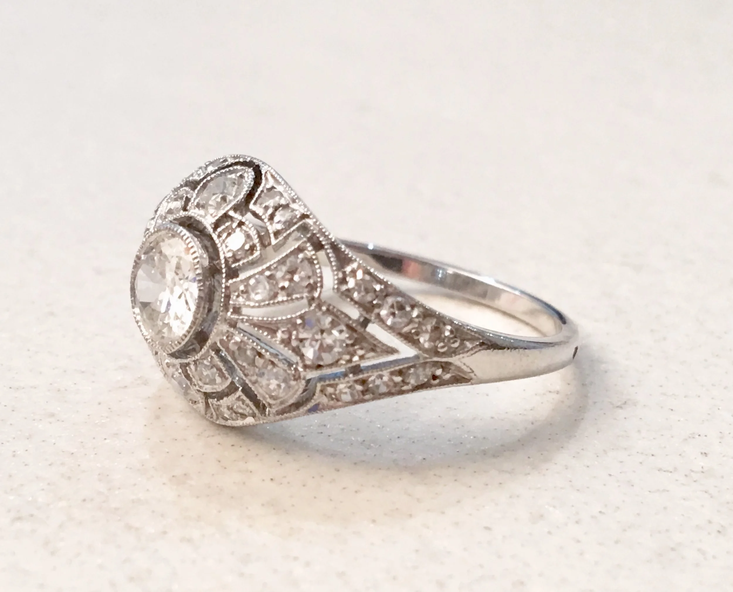 LF327A-bague-ancienne-vintage-fiançailles-art-Deco-diamants-platine-mariage -2.jpg