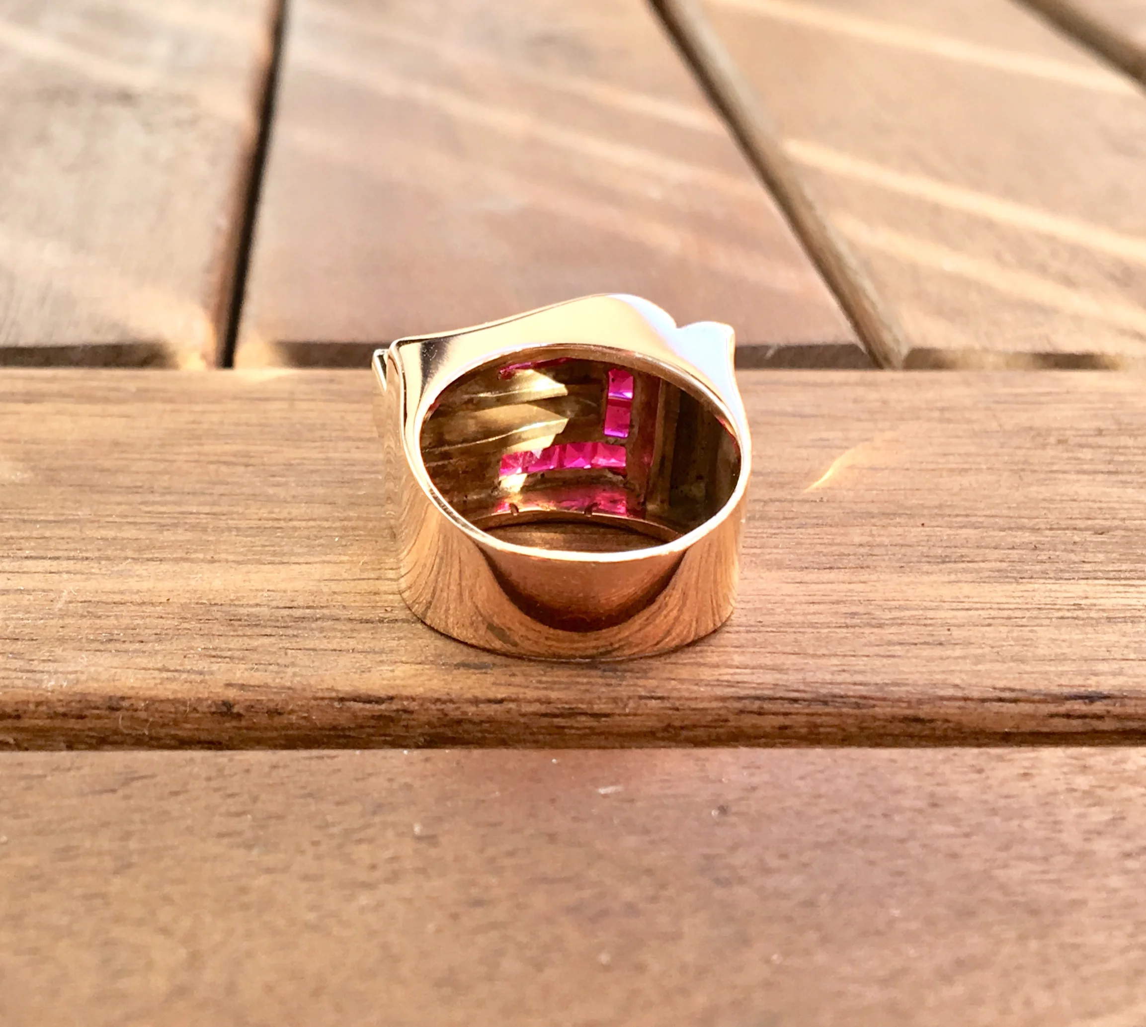 LPB2115A-bague-ancienne-tank-or-jaune-diamants-rubis-calibres-synthetique-ring-4.jpg