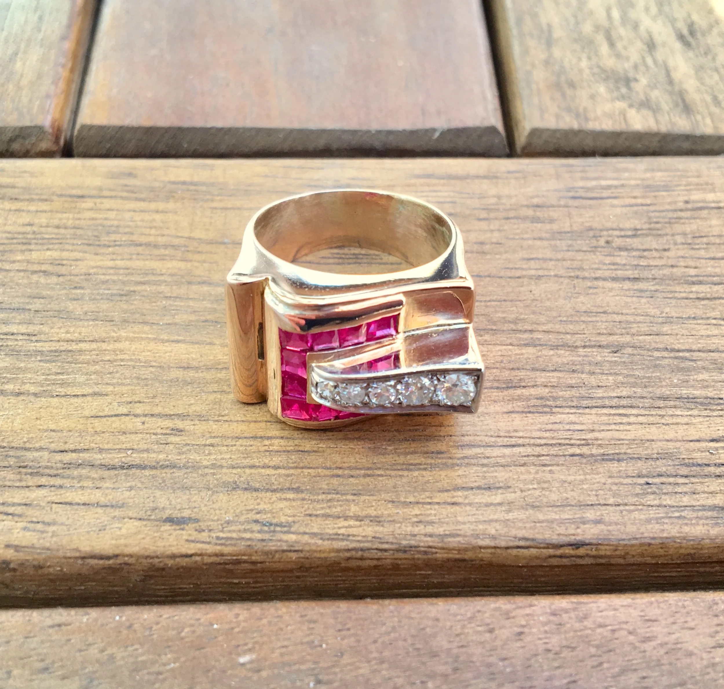 LPB2115A-bague-ancienne-tank-or-jaune-diamants-rubis-calibres-synthetique-ring-5.jpg