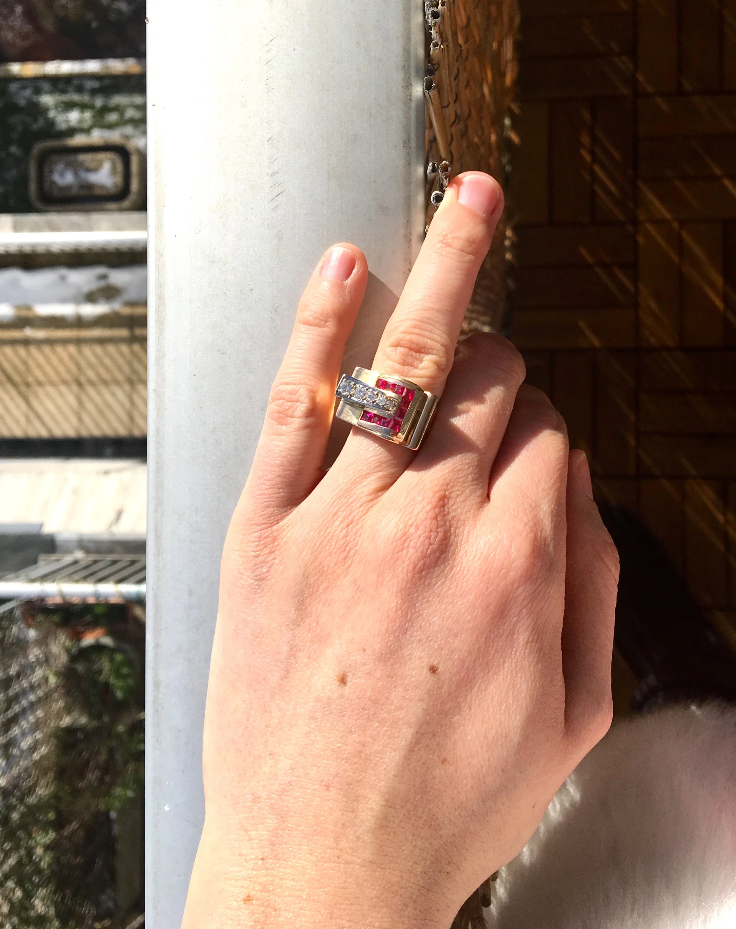 LPB2115A-bague-ancienne-tank-or-jaune-diamants-rubis-calibres-synthetique-ring-7.jpg