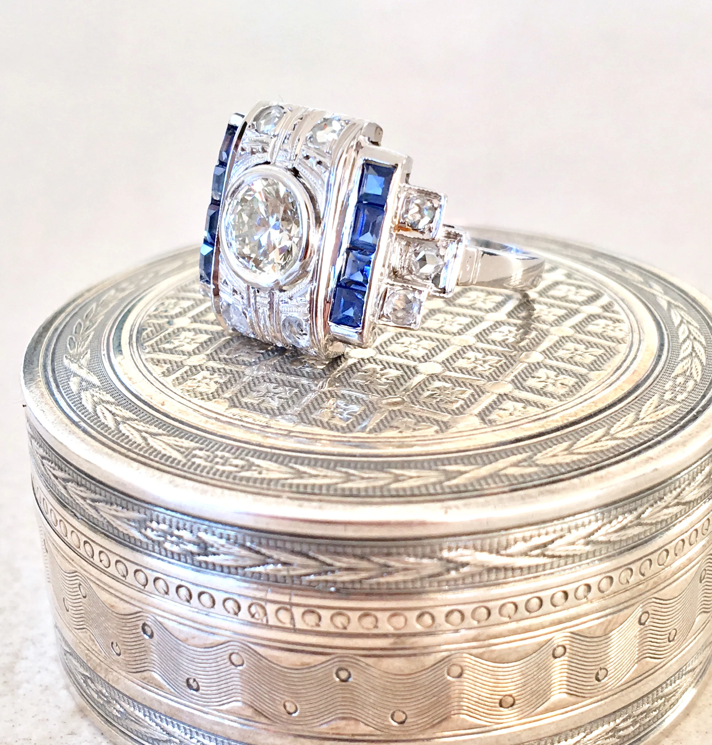 LPB2134C-bague-ancienne-epoque-artdeco-platine-diamants-saphirs-calibres-2.jpg