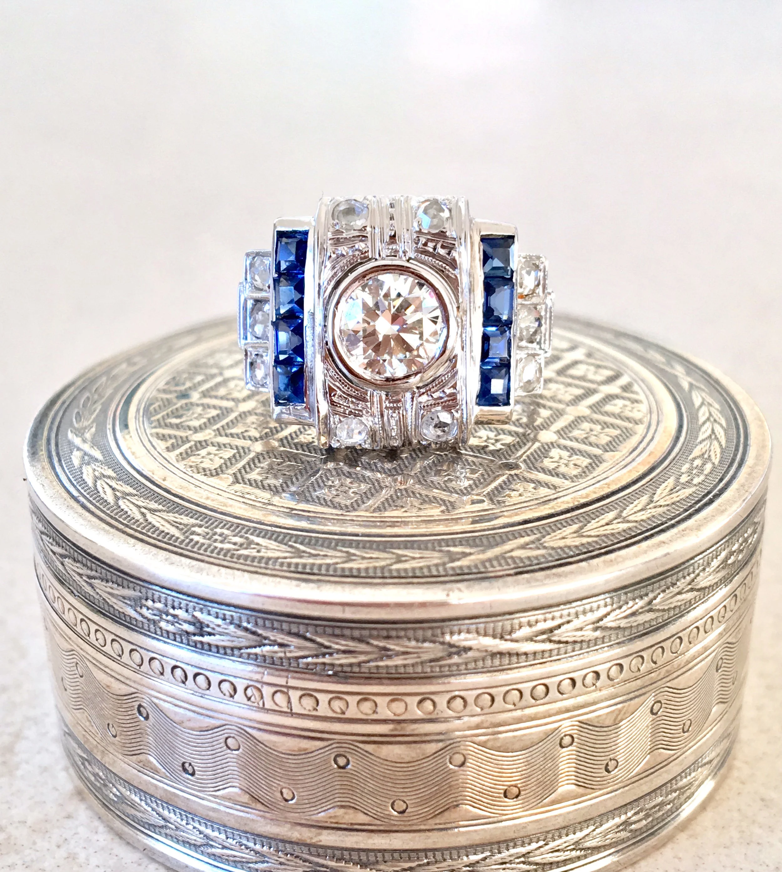 LPB2134C-bague-ancienne-epoque-artdeco-platine-diamants-saphirs-calibres-1.jpg