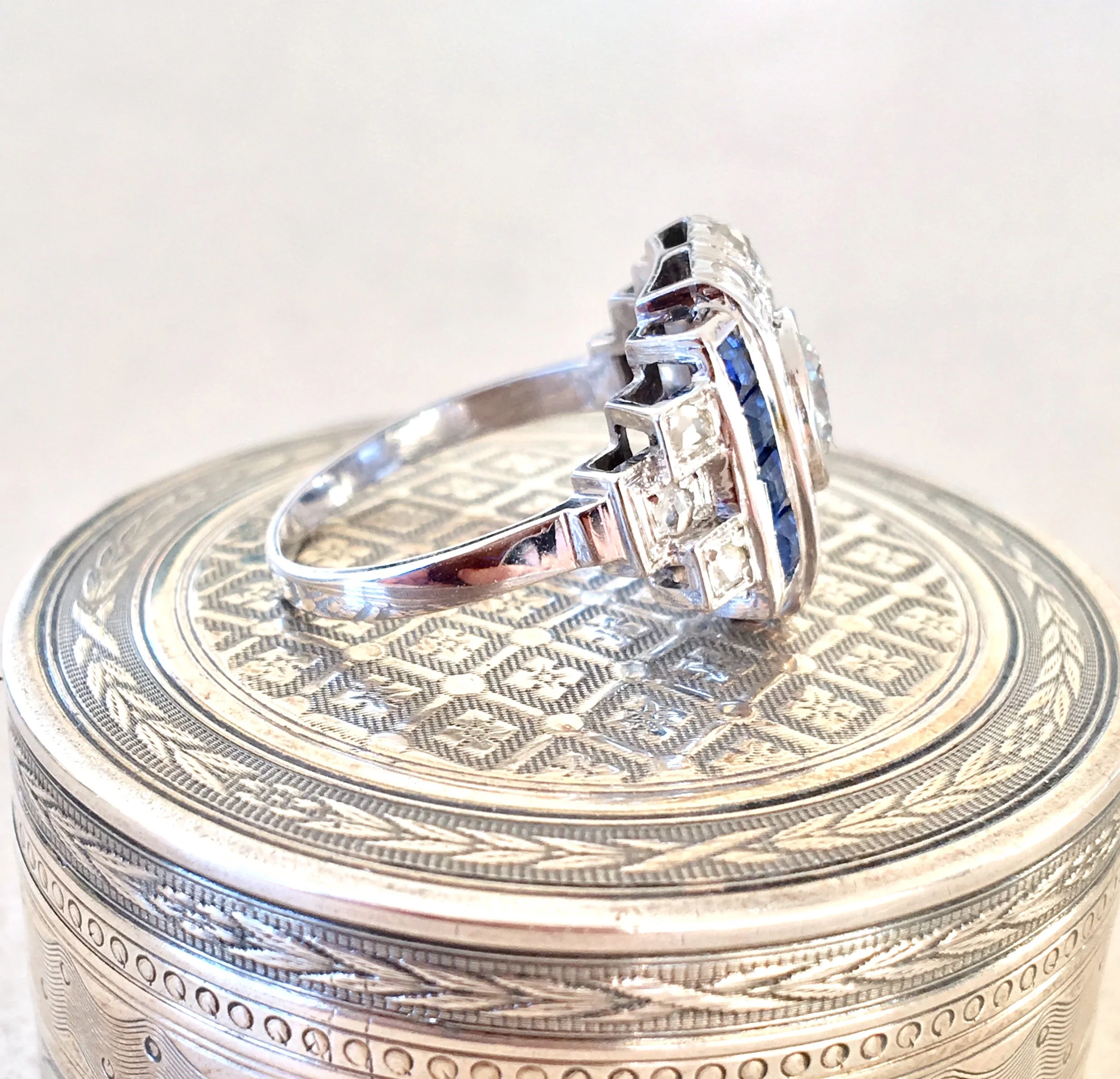 LPB2134C-bague-ancienne-epoque-artdeco-platine-diamants-saphirs-calibres-3.jpg