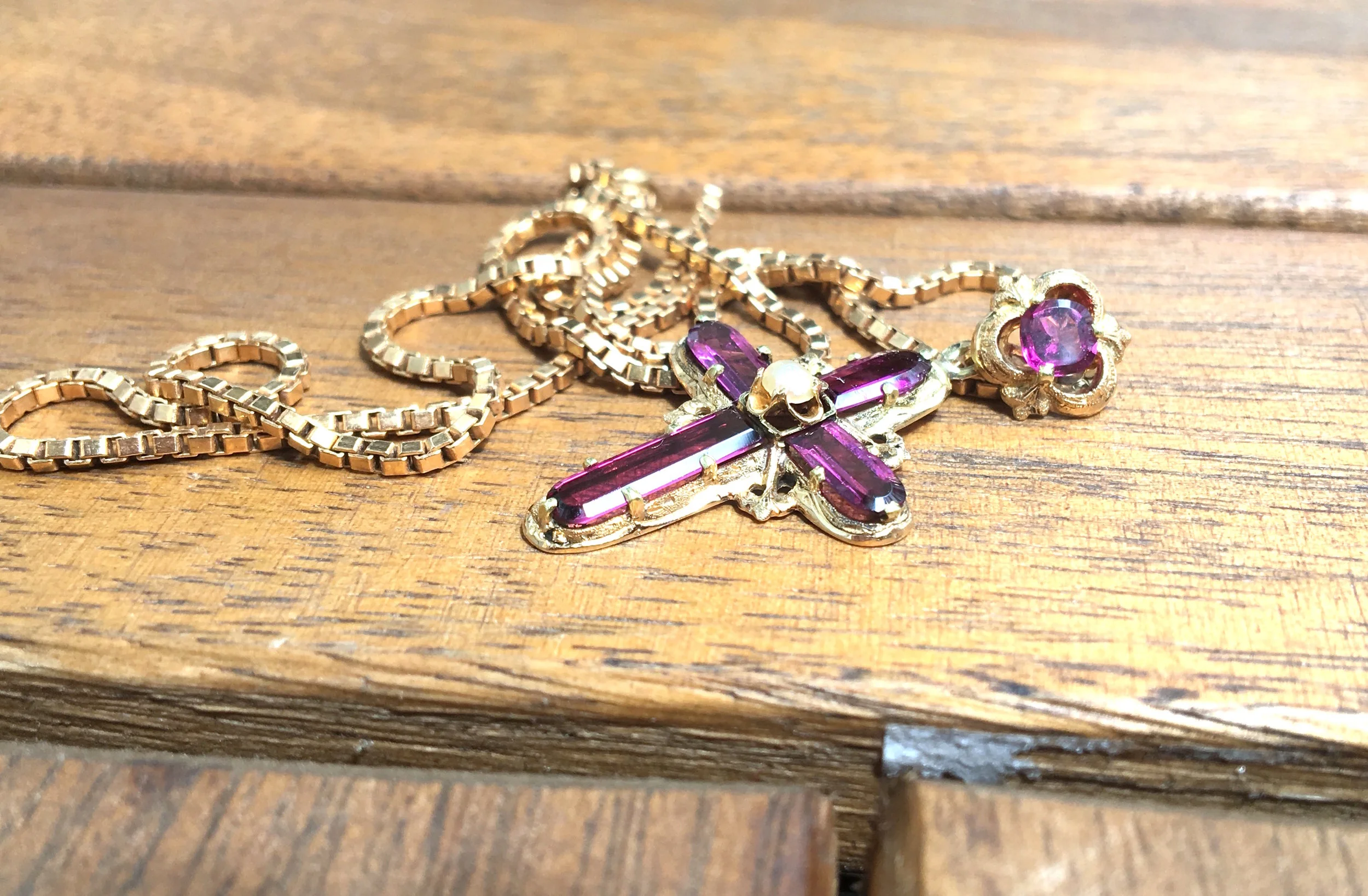 ADR1389-croix-ancienne-epoque-napoleon-3-or-jaune-amethyste-perle-chaine-ancienne-bijoux-anciens-paris-09.jpg