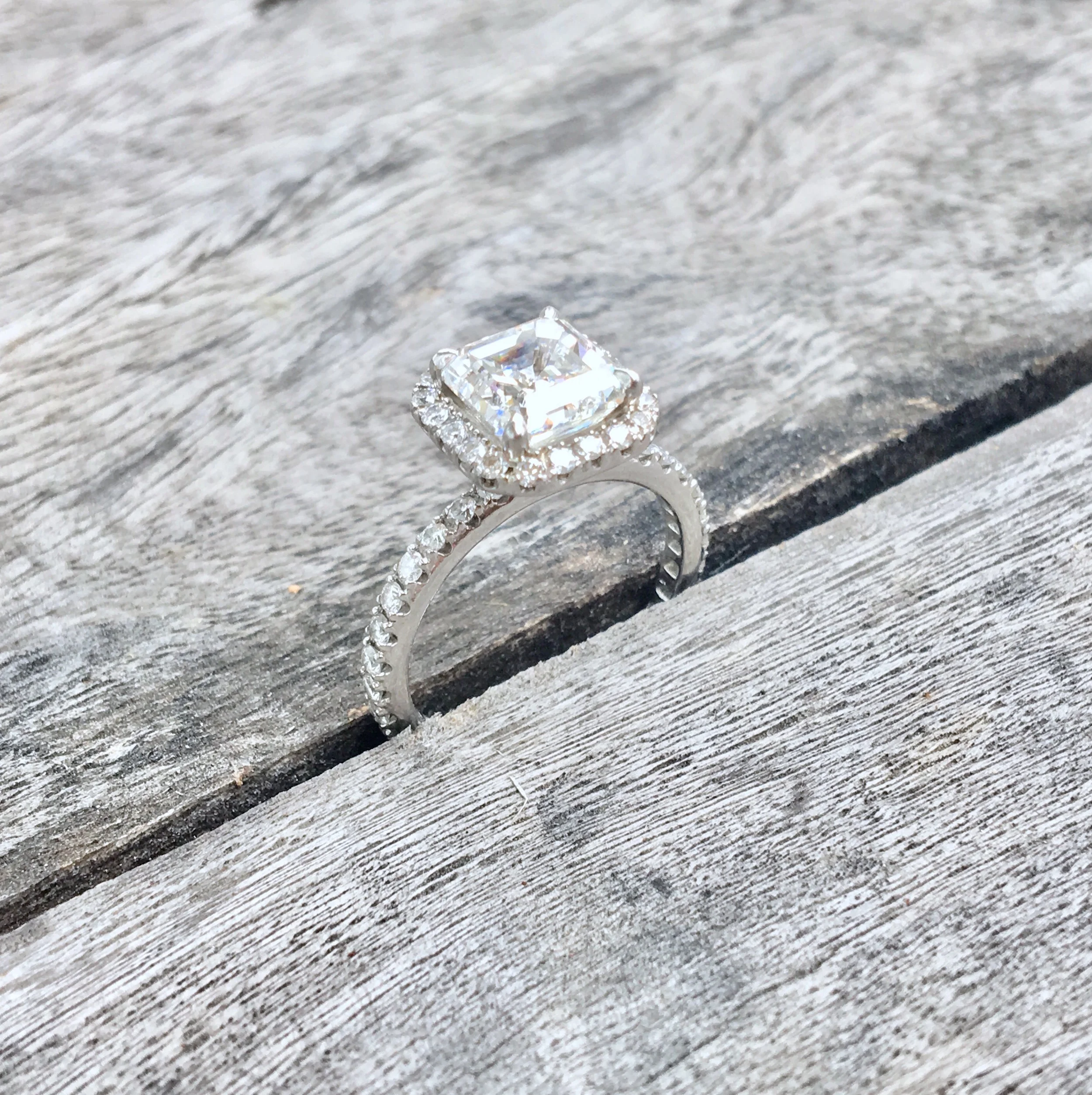 LP2147-bague-or-blanc-diamants-emeraude-carre-Bijoux-vintage-gia-fiançailles-mariage-entourage-01.jpg