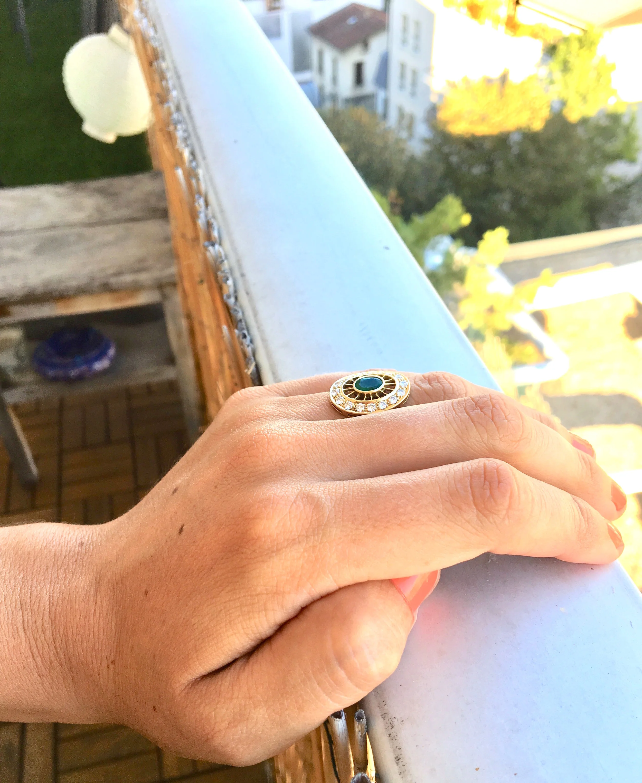 LF337-1-bague-or-jaune-emeaude-entourage-diamants-vintage-bijoux-paris-1.jpg