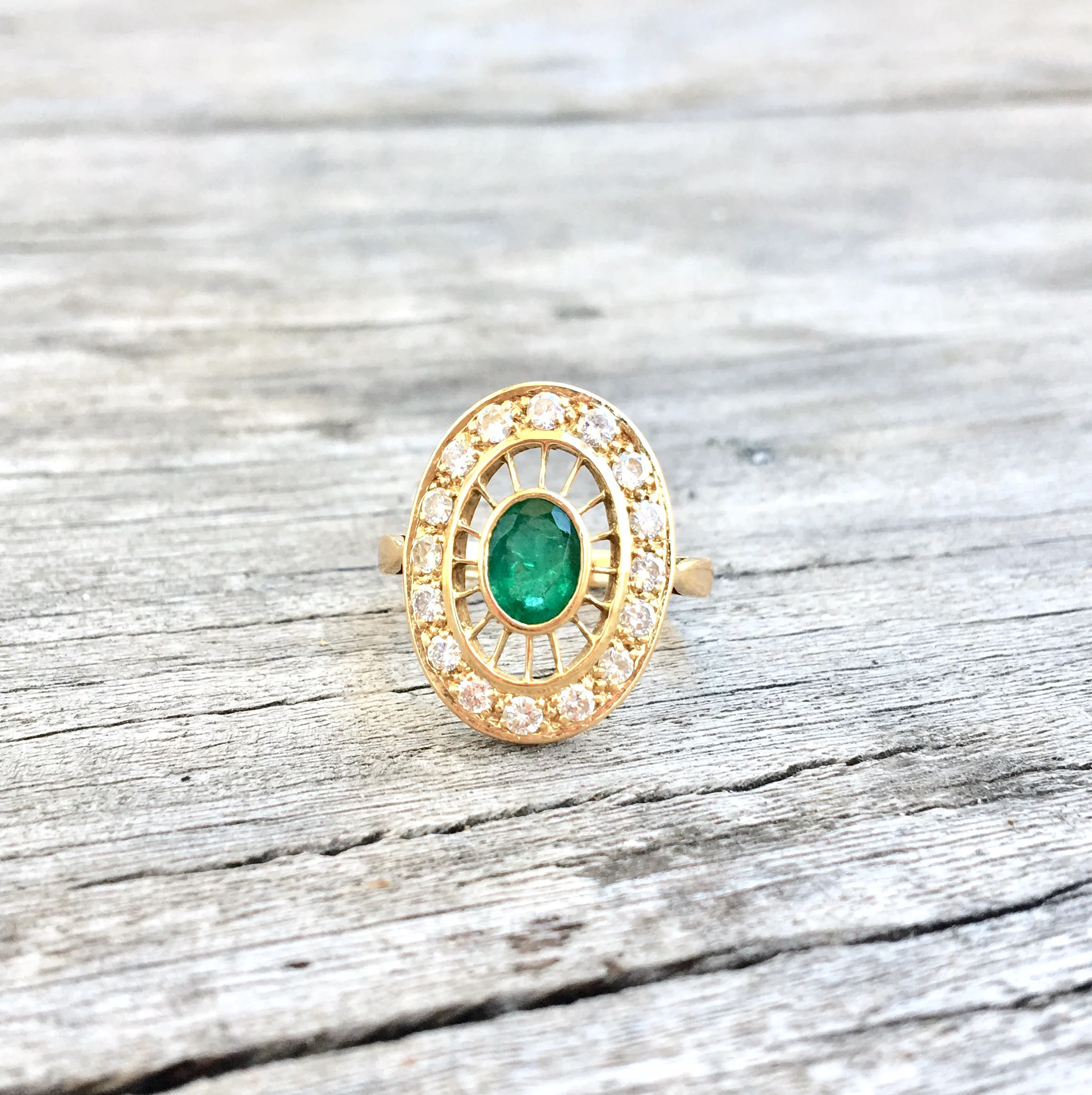 LF337-1-bague-or-jaune-emeaude-entourage-diamants-vintage-bijoux-paris-5.jpg