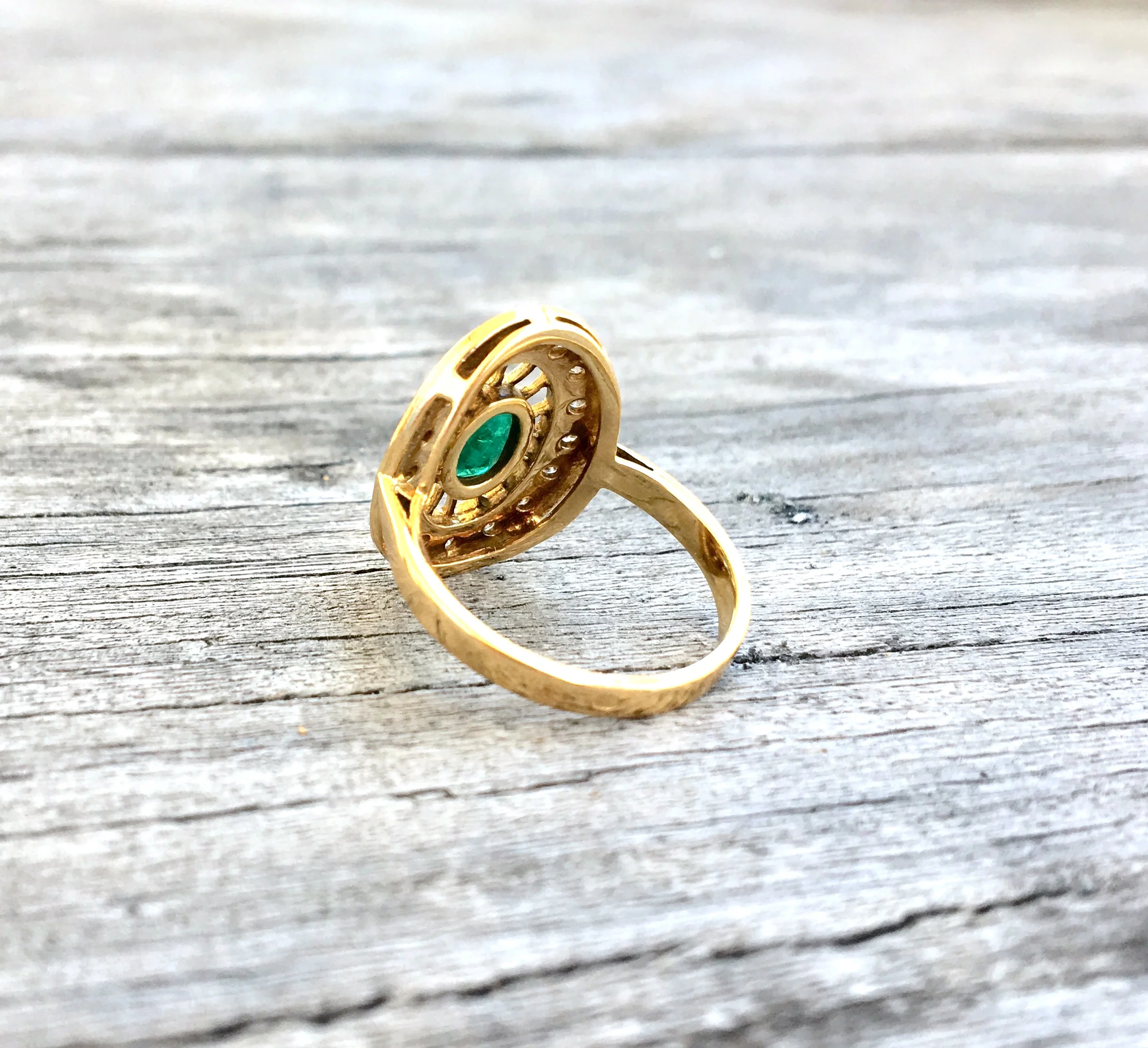 LF337-1-bague-or-jaune-emeaude-entourage-diamants-vintage-bijoux-paris-7.jpg
