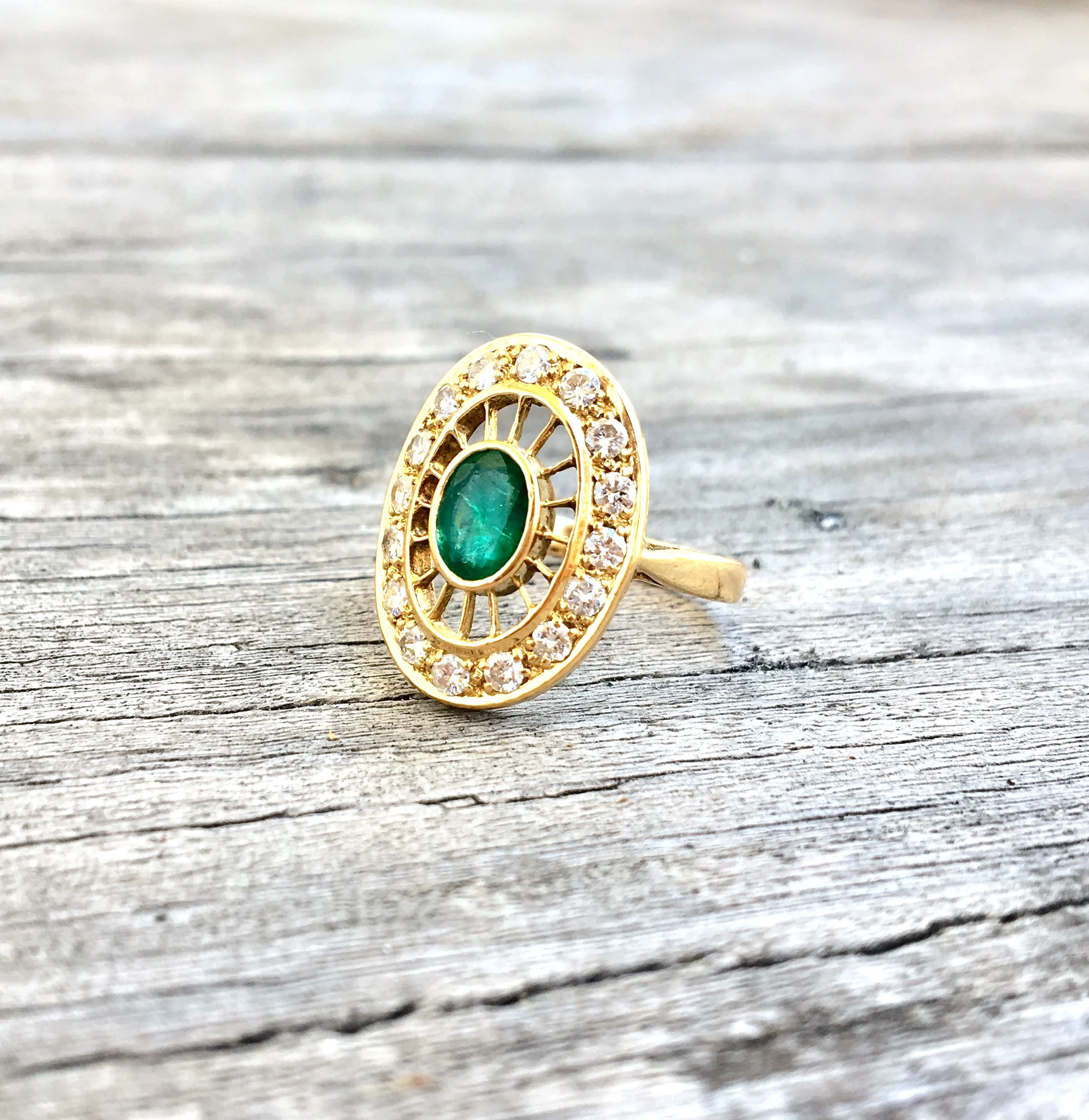 LF337-1-bague-or-jaune-emeaude-entourage-diamants-vintage-bijoux-paris-6.jpg