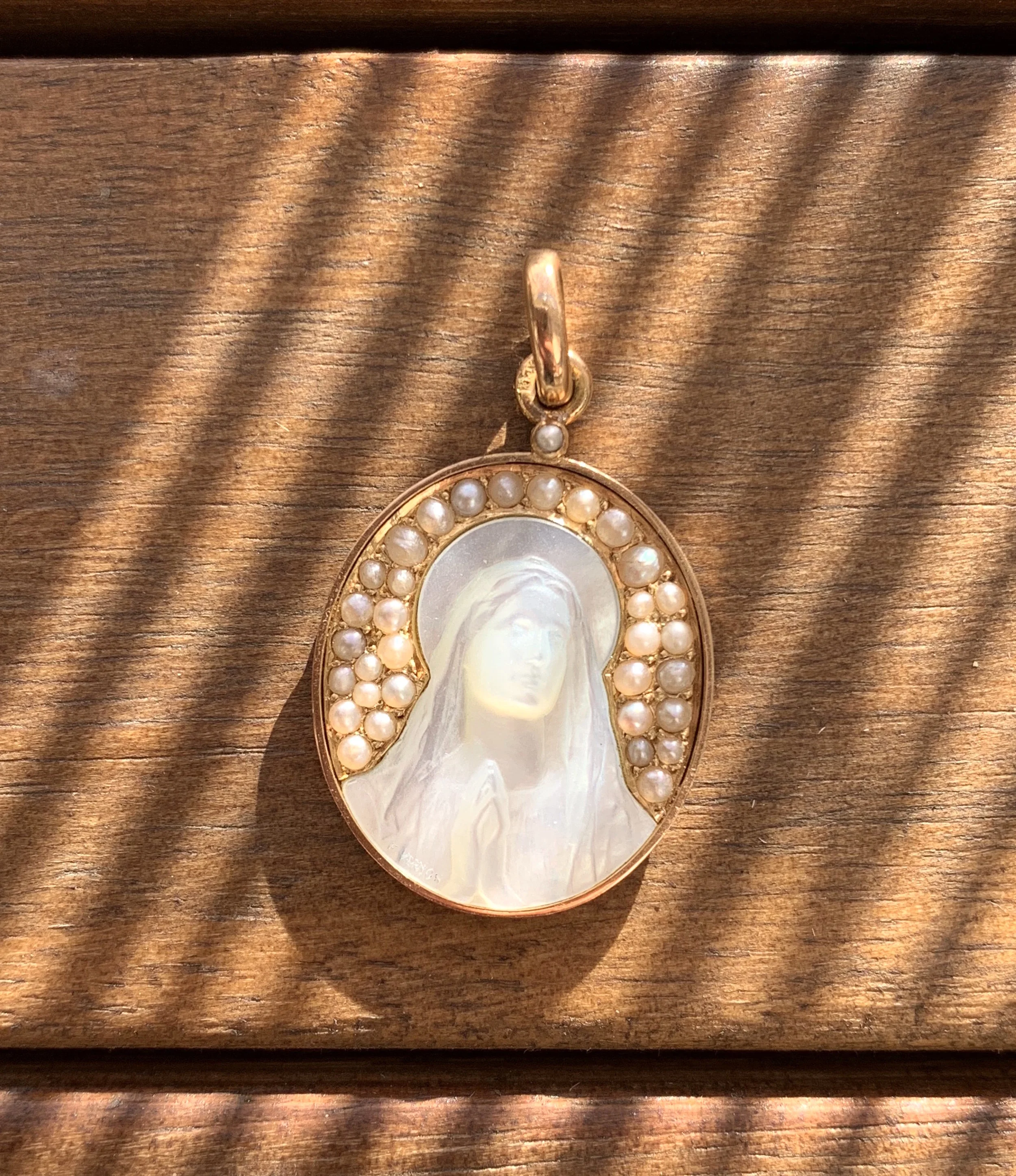 ADR1475-medaille-ancienne-de-bapteme-or-nacre-perles-communion-religieu-1.jpg