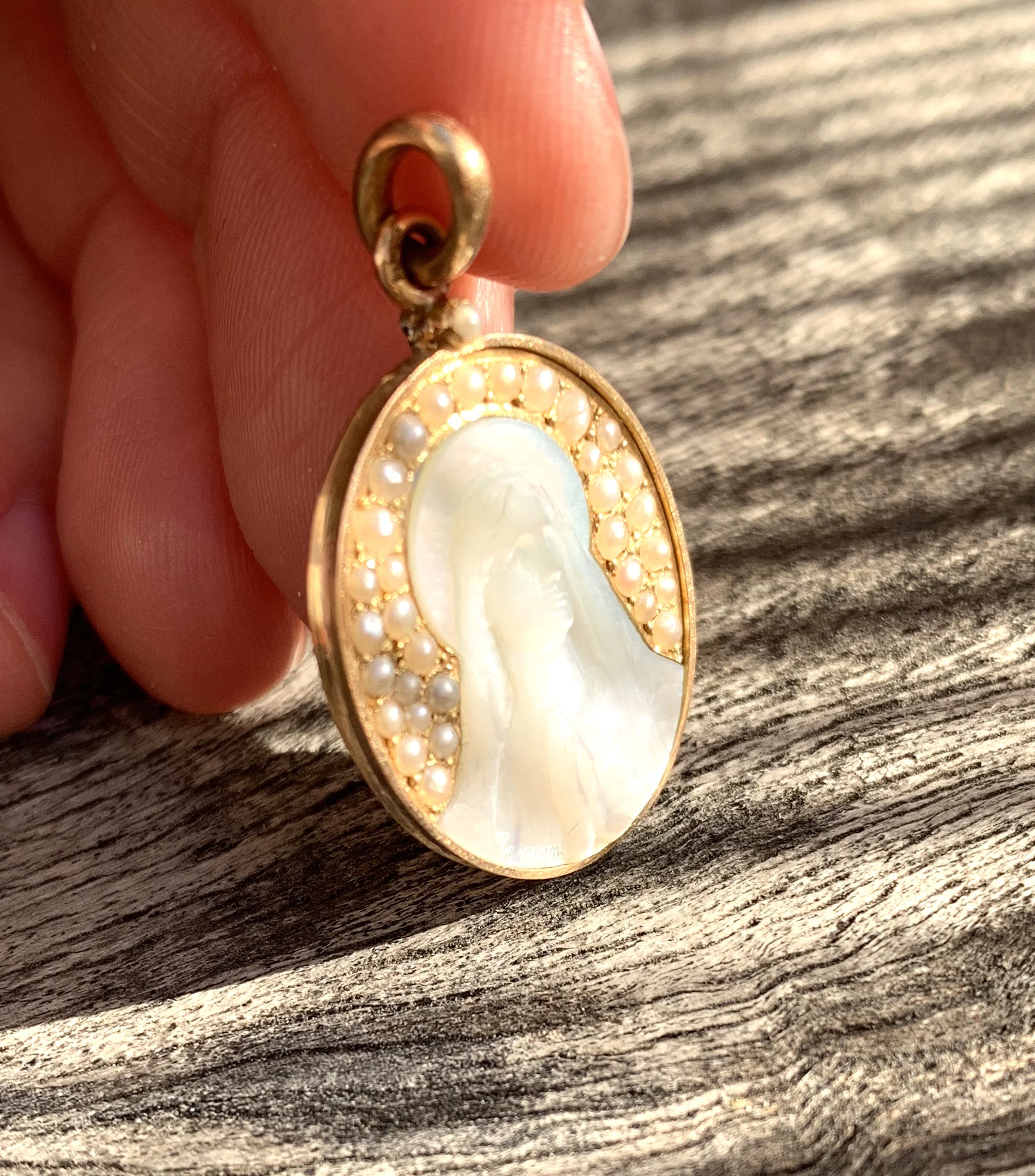 ADR1475-medaille-ancienne-de-bapteme-or-nacre-perles-communion-religieu-4.jpg