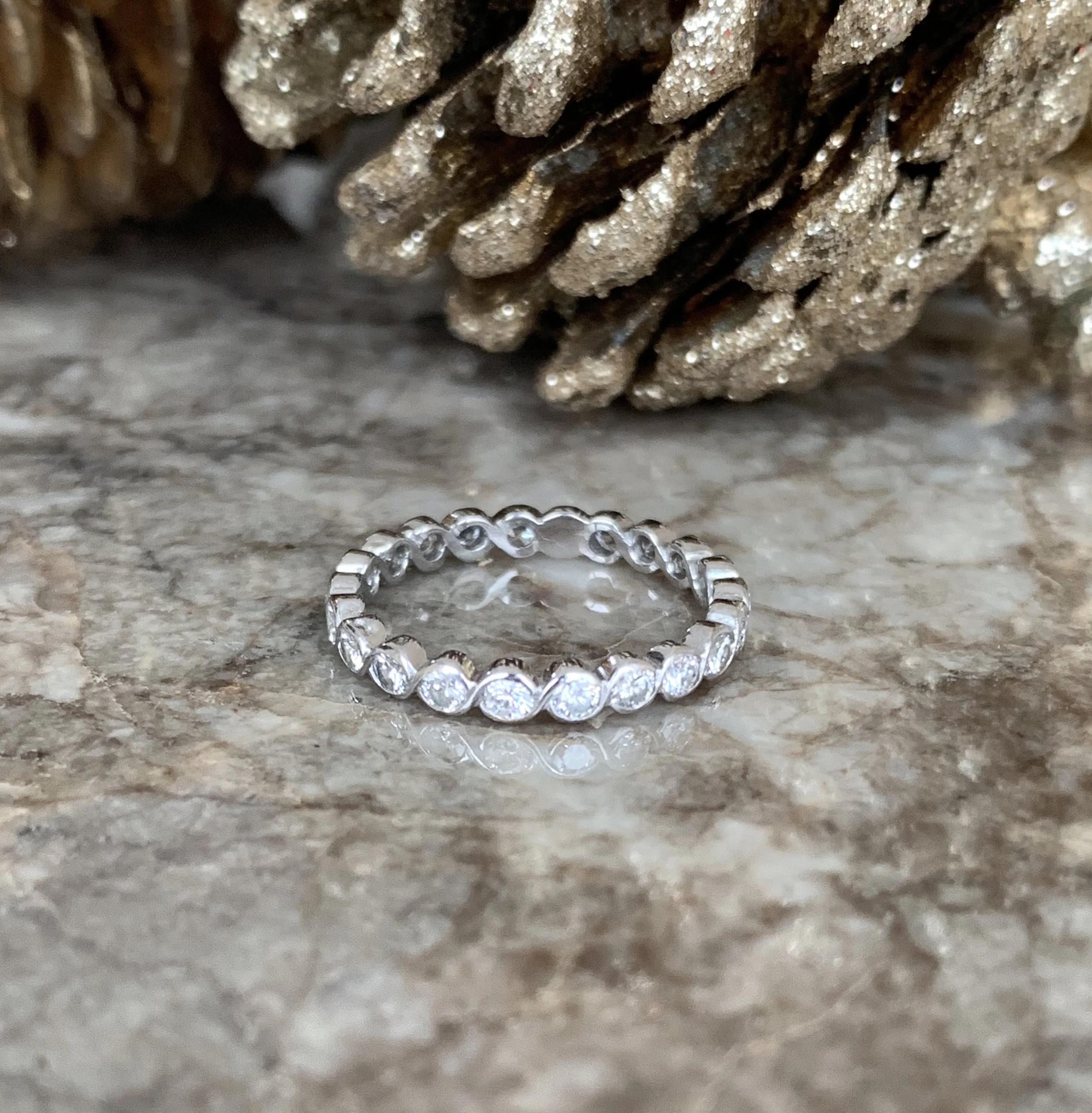 ADR1484-alliance-or-blanc-diamants-tour-complet-doccasion-taille-54-bijoux-anciens-Paris-bague-mariage-2.jpg