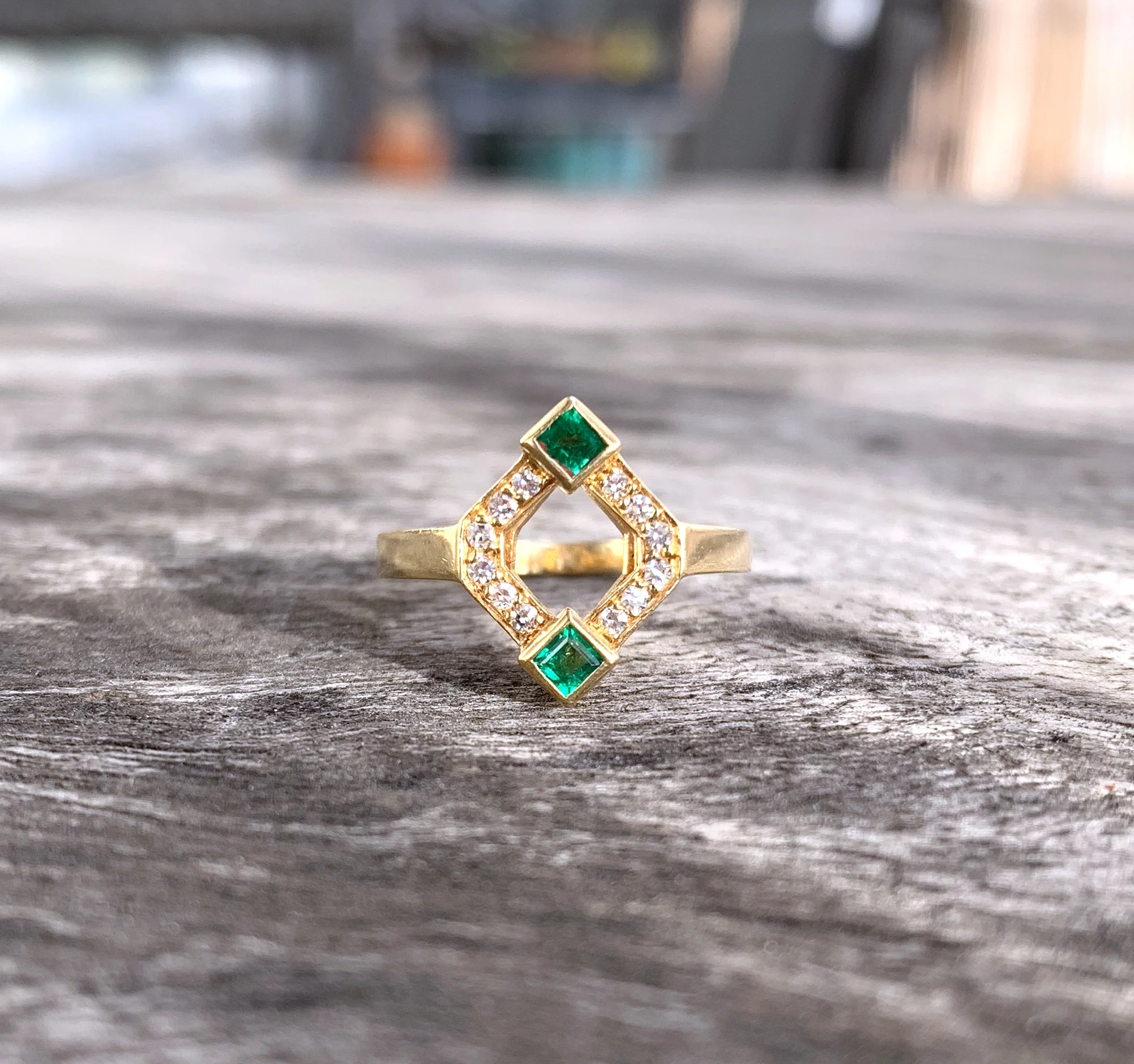 LF263-bague-or-jaune-ouverte-diamants-emeraudes-naissance-cadeau-1.jpg