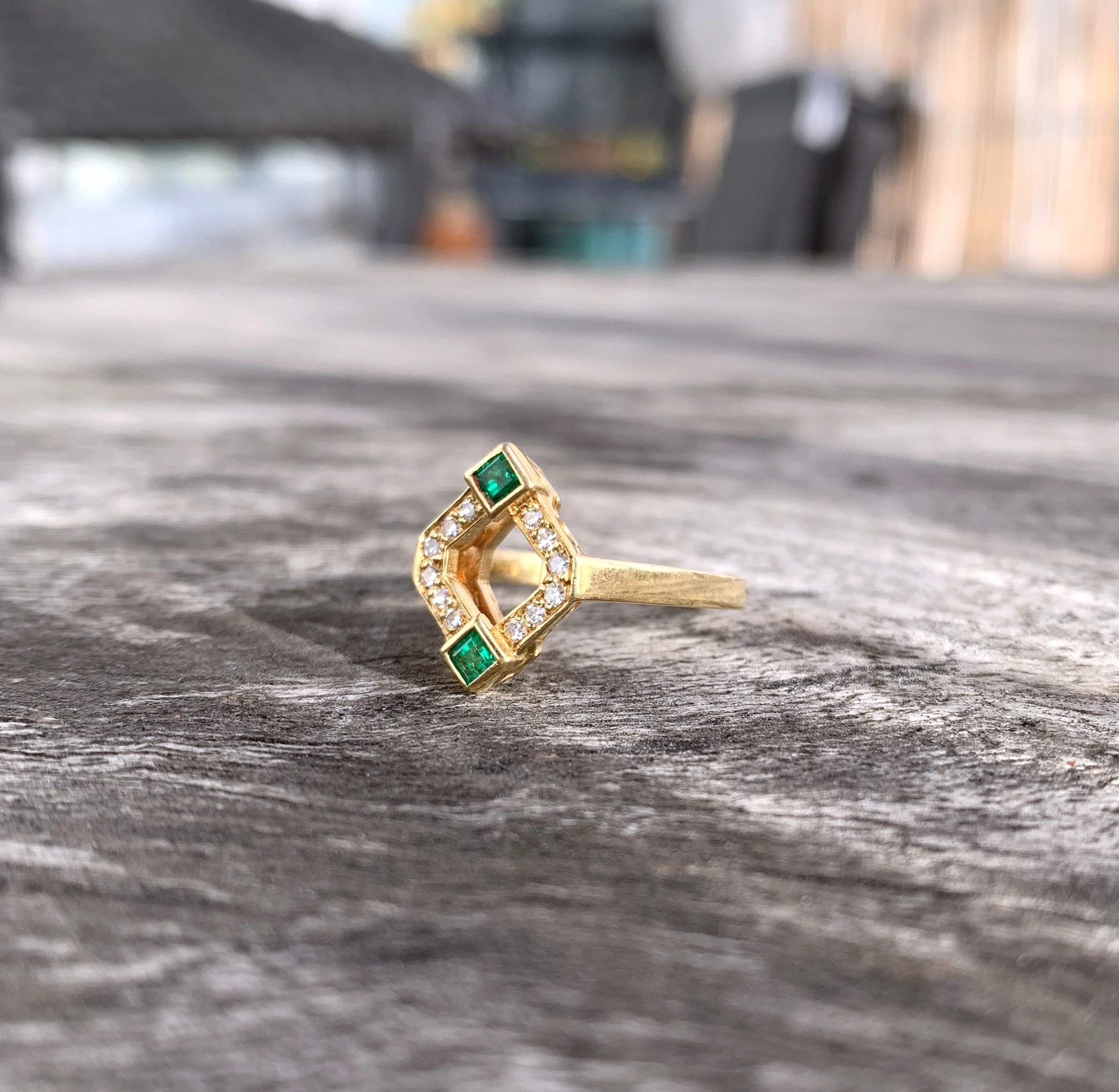LF263-bague-or-jaune-ouverte-diamants-emeraudes-naissance-cadeau-2.jpg