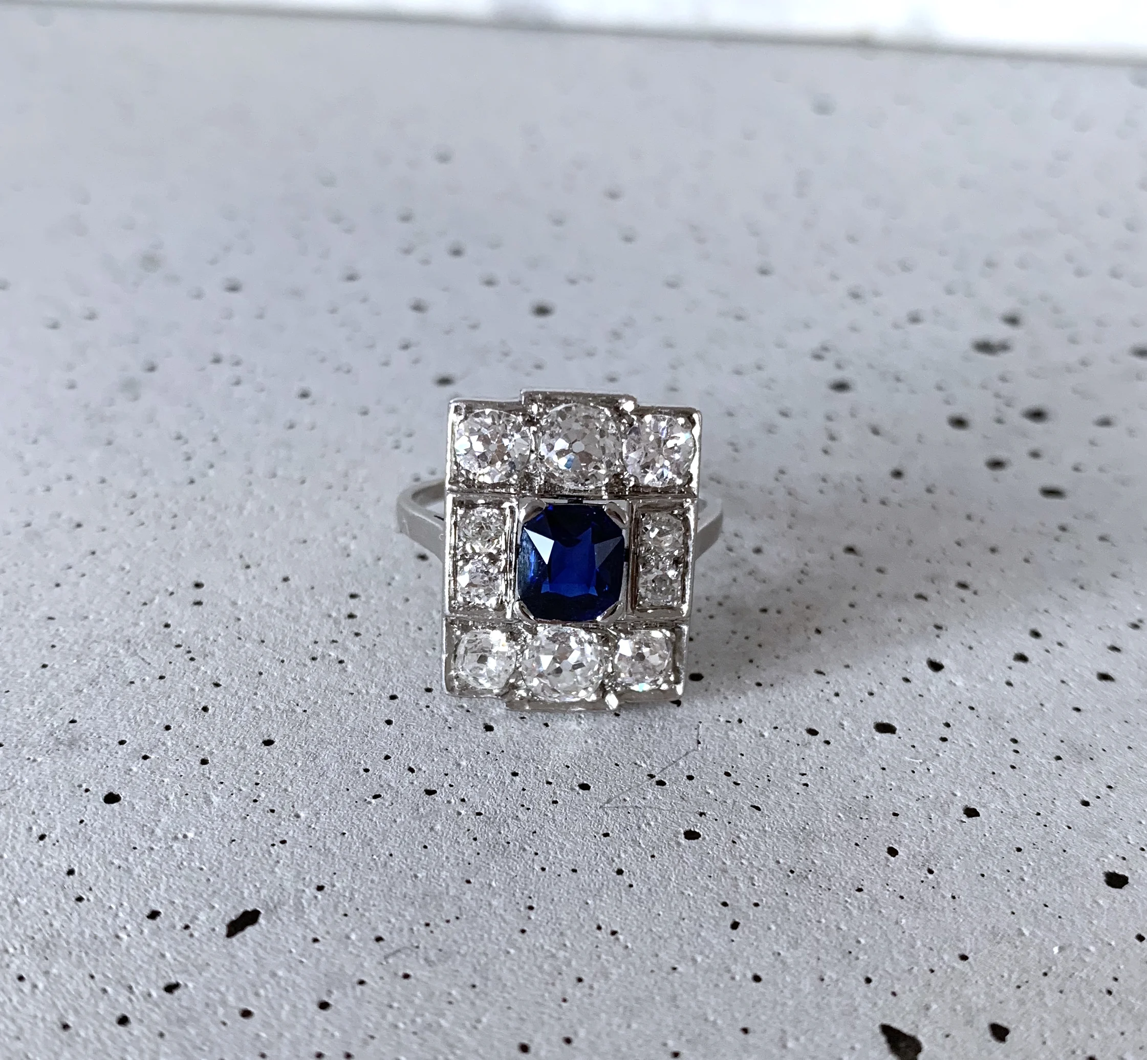 ADR1350-bague-platine-ancienne-fiancailles-saphir-diamants-engagement-french-jewelry-paris-jeweler-estate-ring-02.jpg
