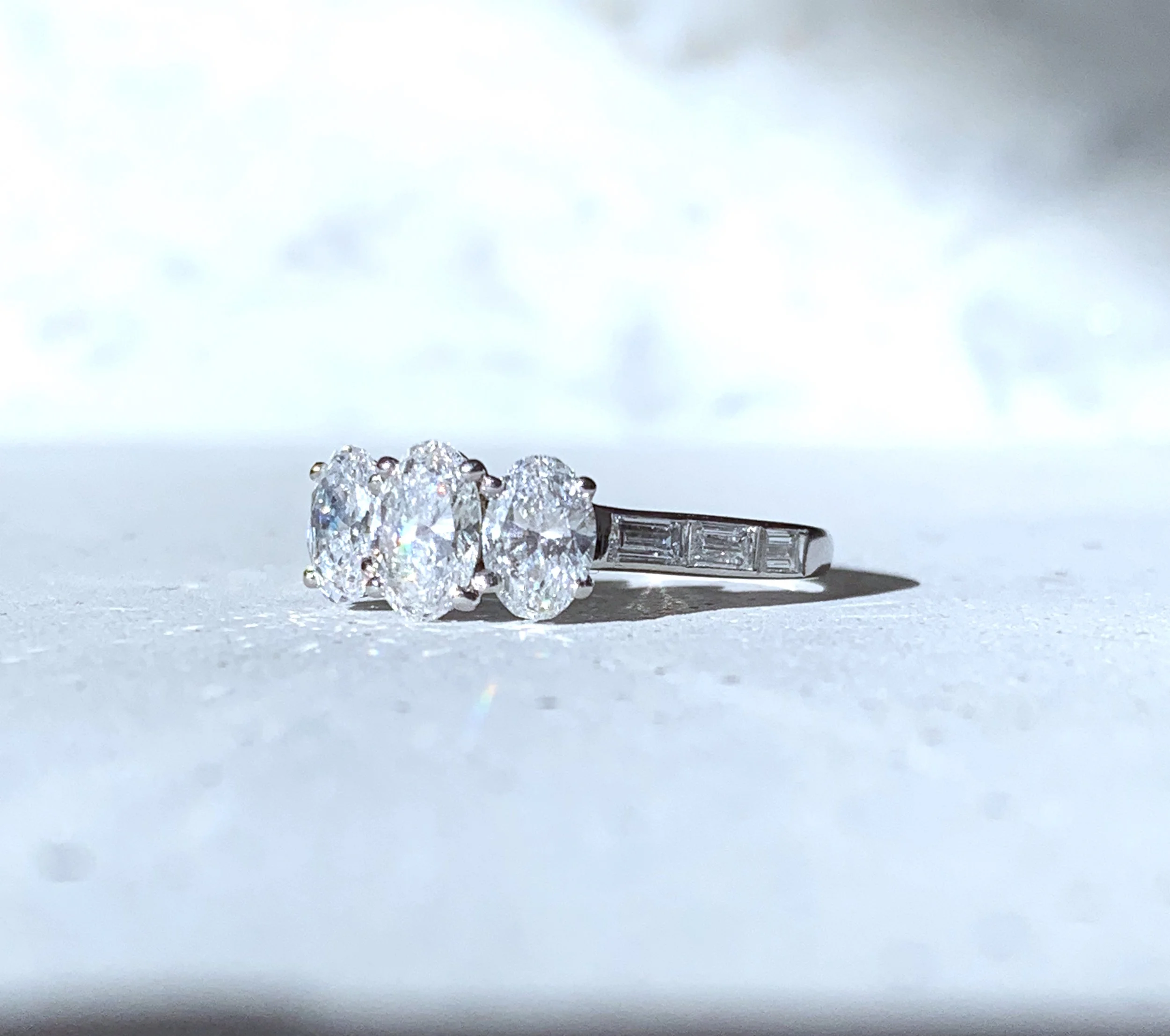 ADR1510-bague-mauboussin-1980-platine-diamants-ovales-baguettes-rare-fiancailles-paris-francaise-place-vendome-bijoux-vintage-anciens-03.jpg