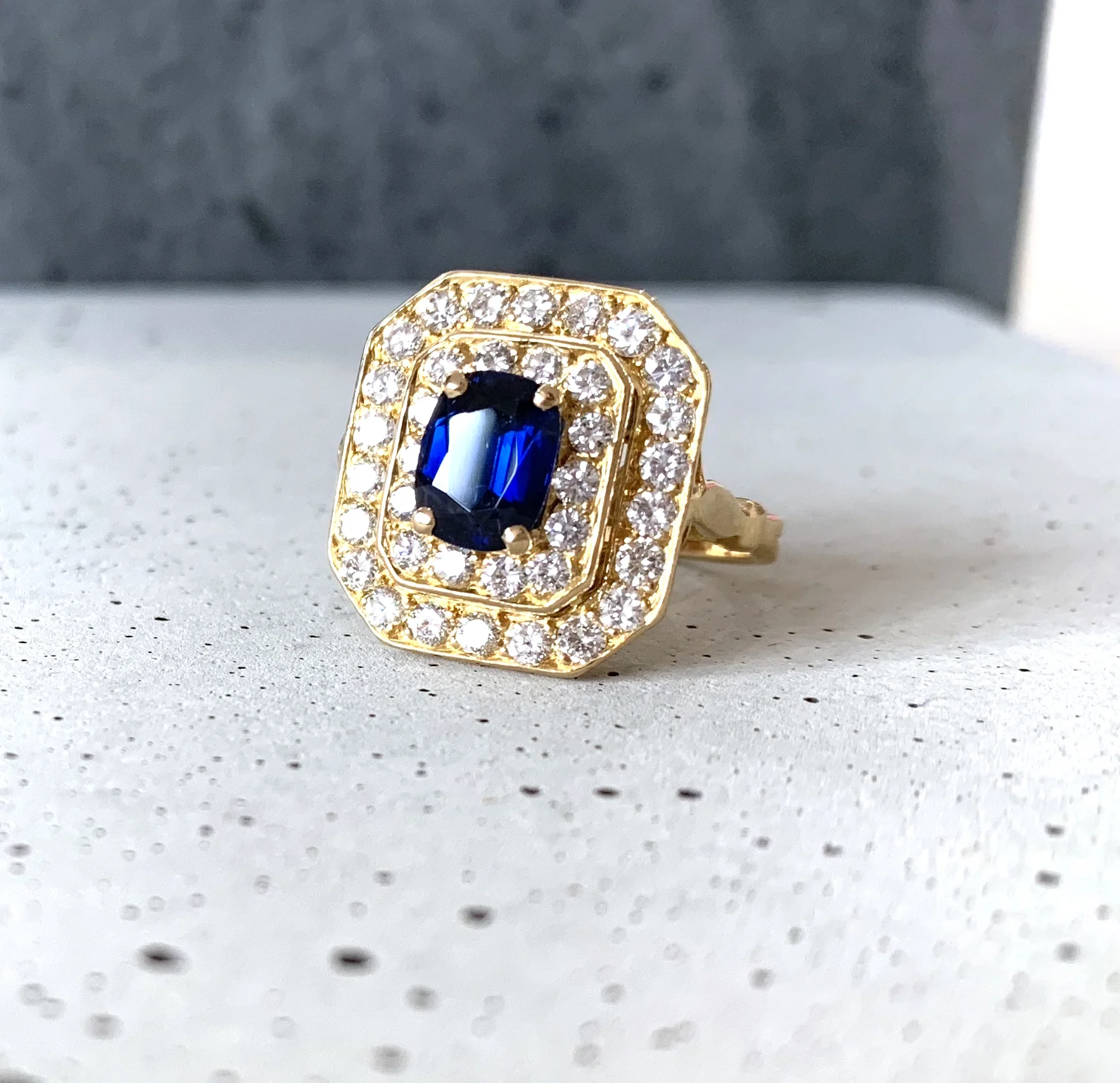 ADR1528-bague-fiançailles-or-jaune-saphir-diamants-entourage-double-halo-diamonds-sapphire-engagement-ring-09.jpg