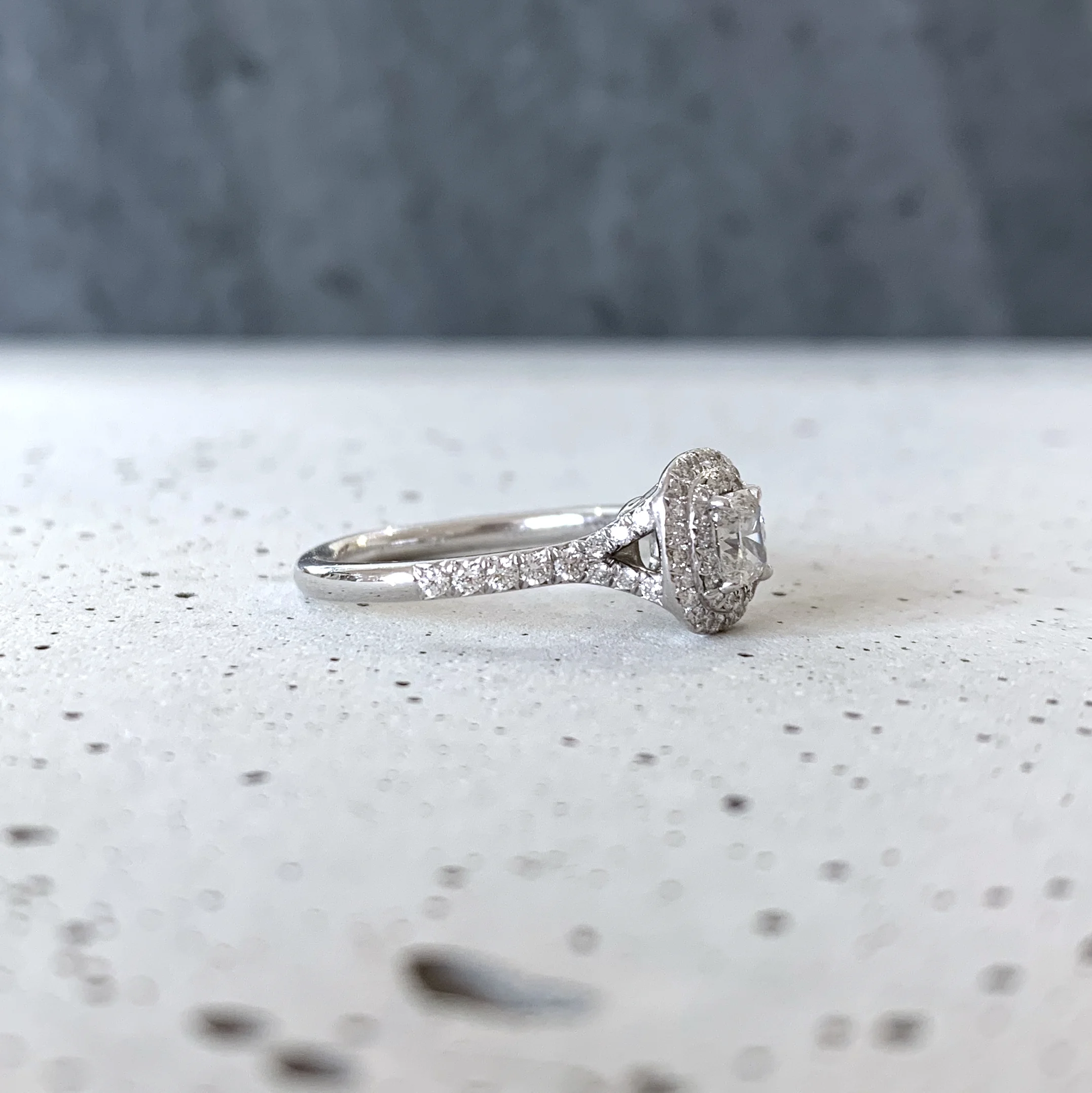 ADR1520-bague-Tiffany-soliste-diamant-coussin-platine-double-entourage-03.jpg