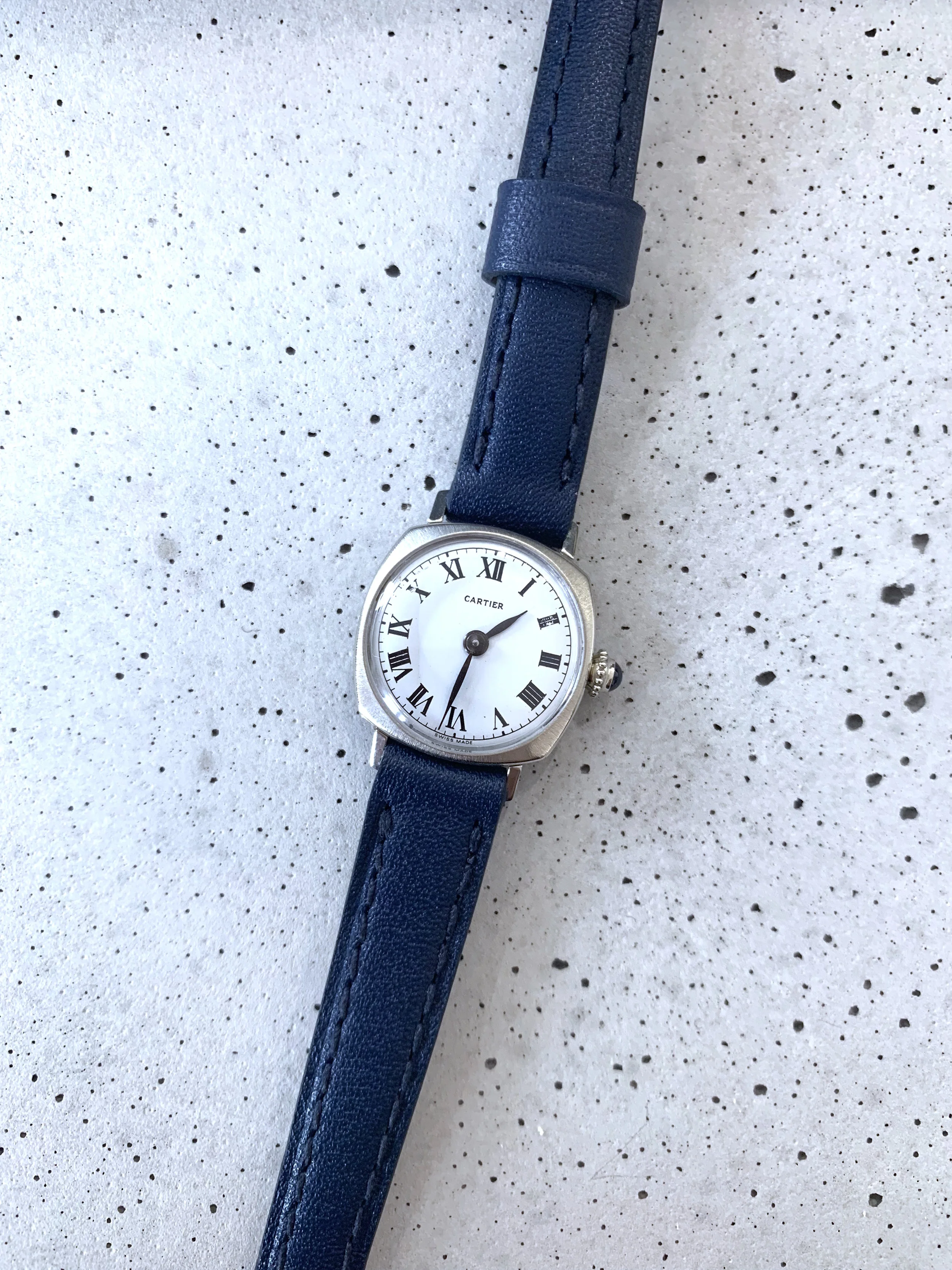 Montre Cartier &amp; Baume et Mercier de forme coussin en or blanc 