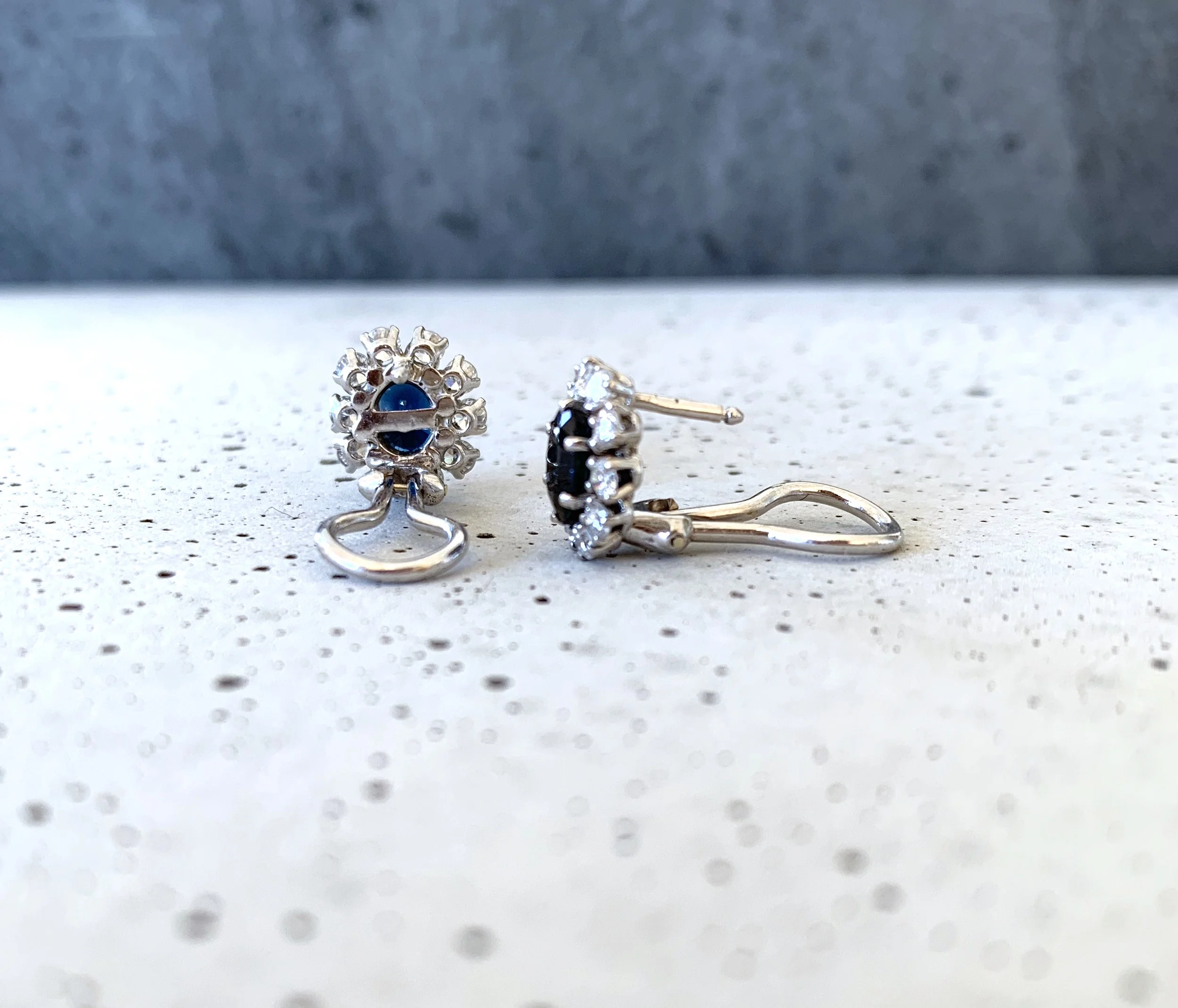 ADR1587-boucles-Doreilles-earrings-or-blanc-diamants-sapphire-entourage-earrings-sapphire-halo-diamonds-03.jpg