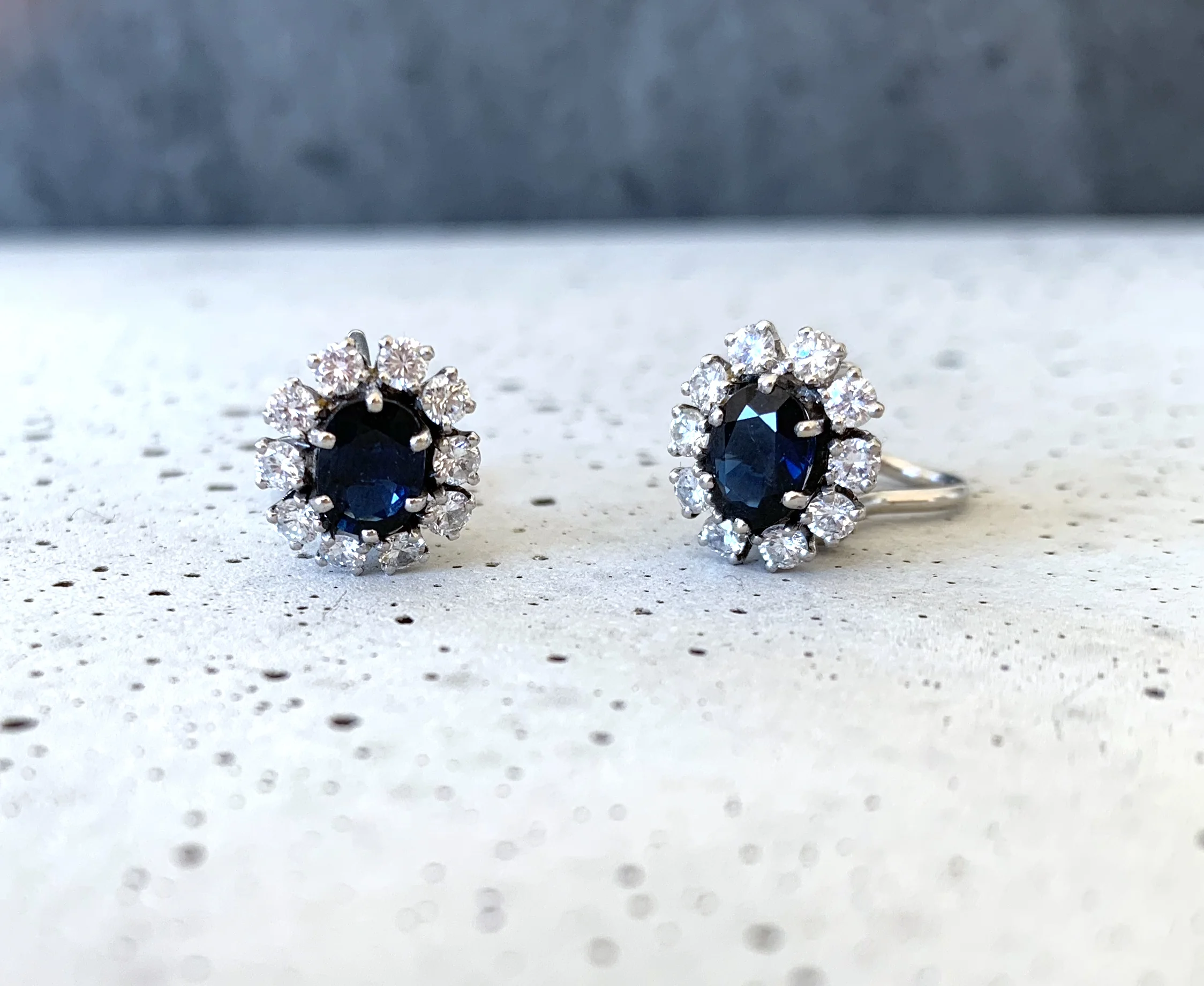ADR1587-boucles-Doreilles-earrings-or-blanc-diamants-sapphire-entourage-earrings-sapphire-halo-diamonds-04.jpg