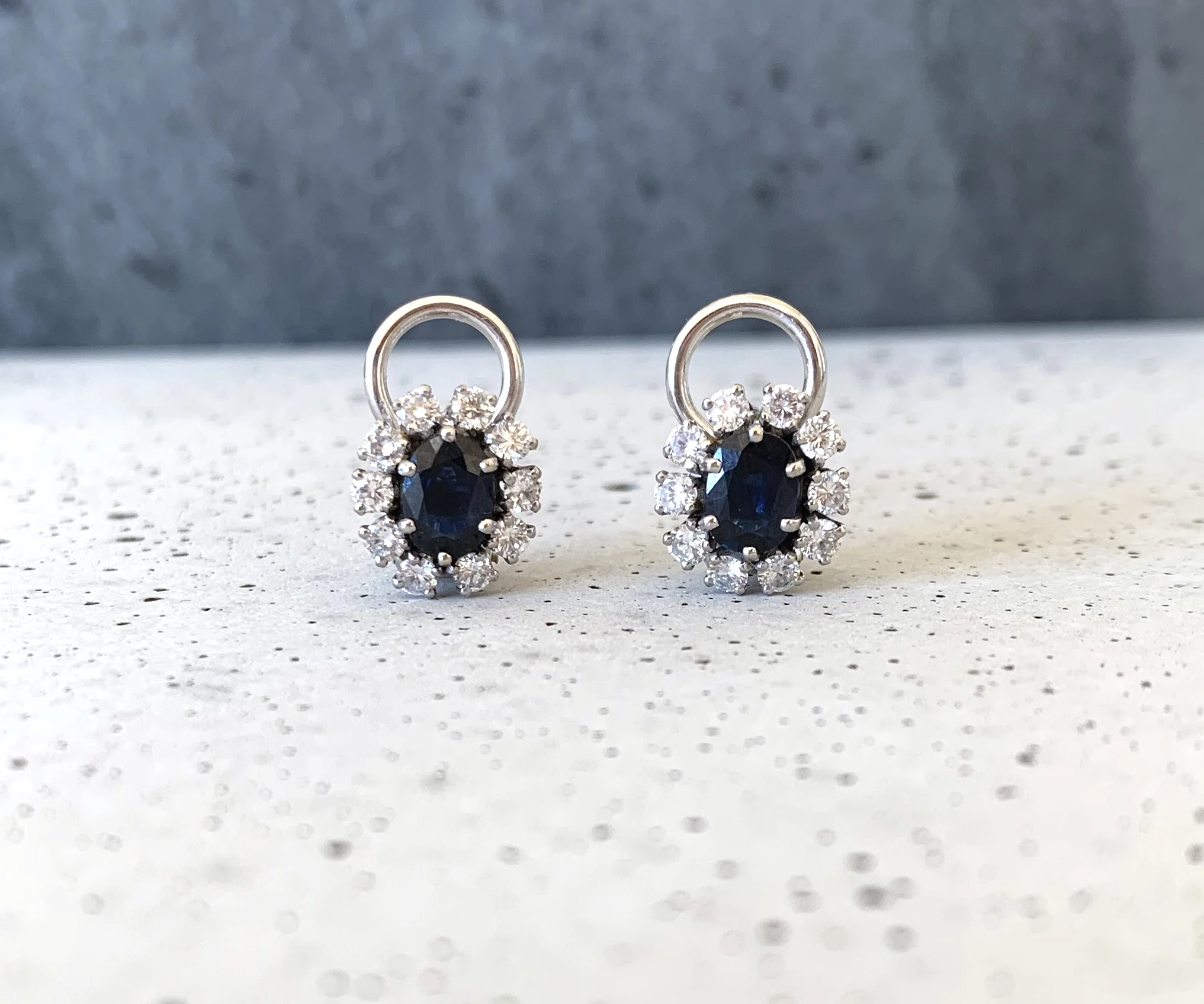 ADR1587-boucles-Doreilles-earrings-or-blanc-diamants-sapphire-entourage-earrings-sapphire-halo-diamonds-06.jpg