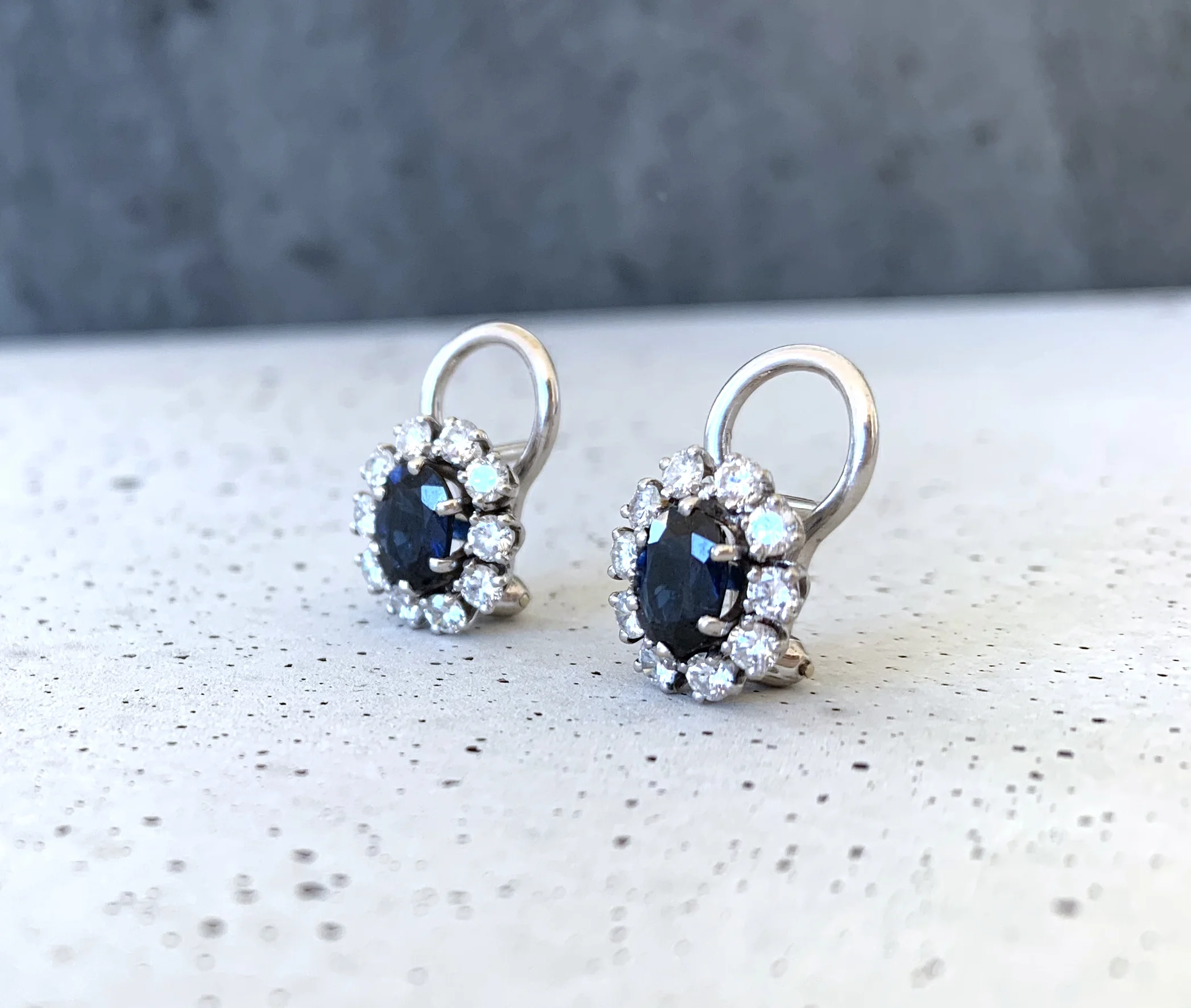 ADR1587-boucles-Doreilles-earrings-or-blanc-diamants-sapphire-entourage-earrings-sapphire-halo-diamonds-07.jpg