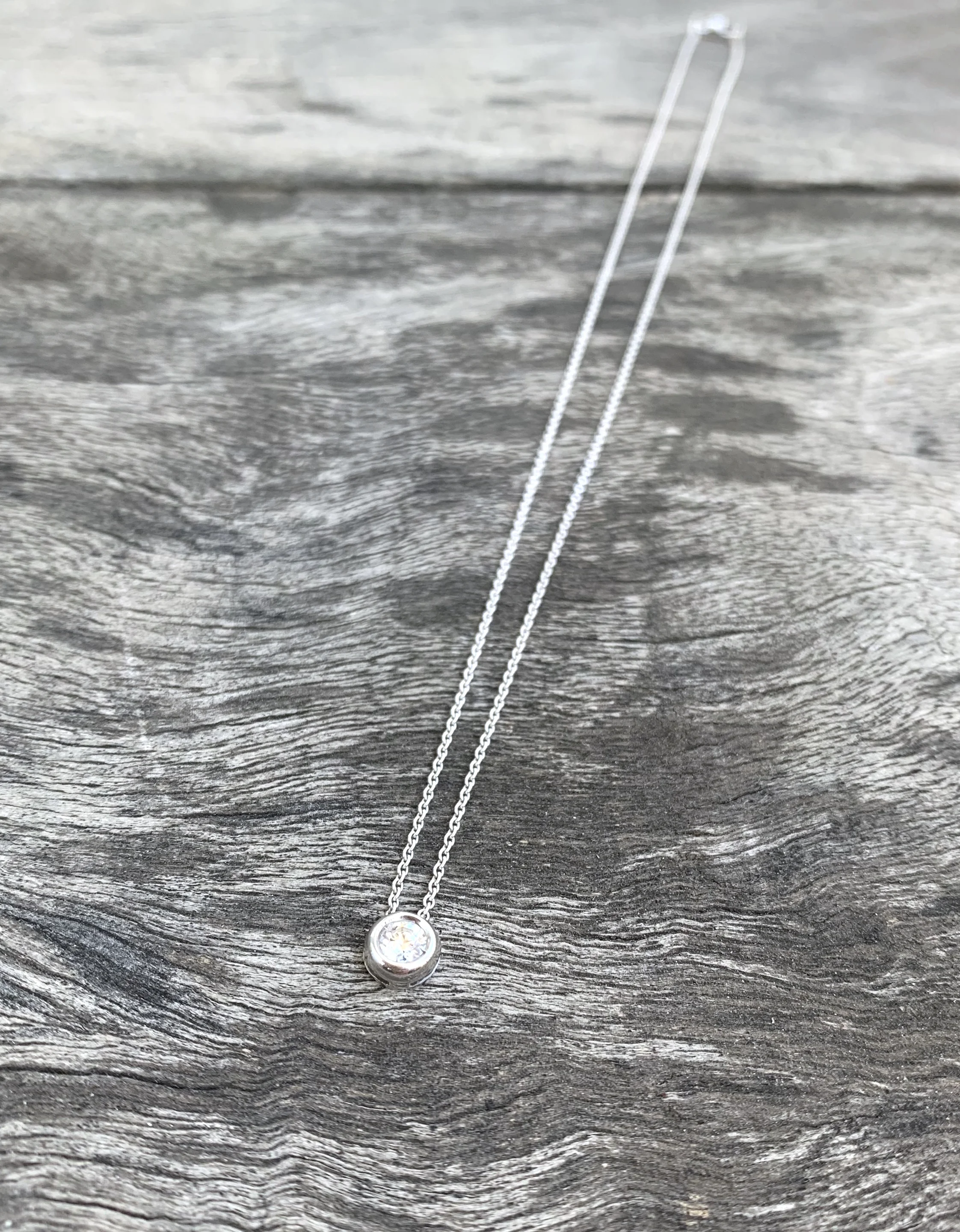 LF170-Collier-solitaire-or-blanc-diamant-vintage-necklace-01.jpg