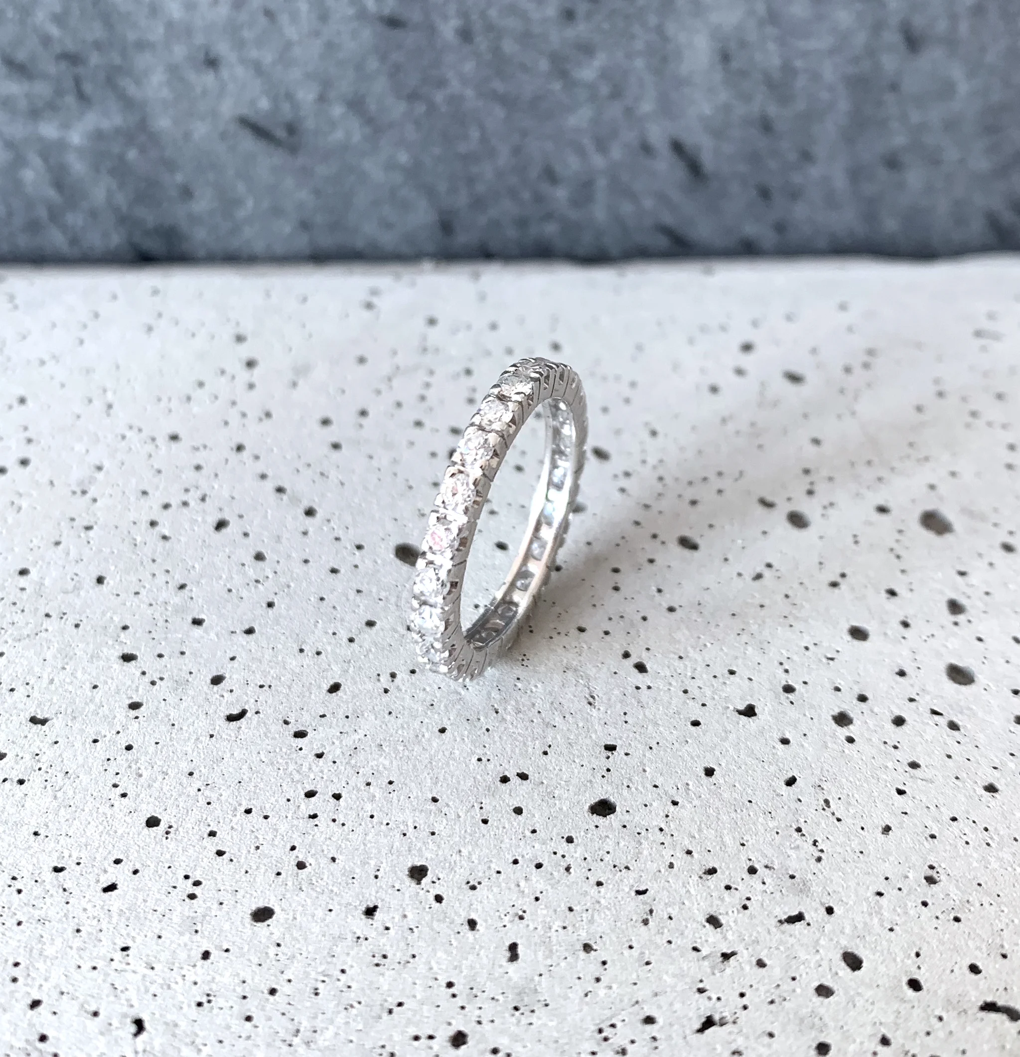 LPB2157-alliance-or-blanc-diamants-vintage-tour-complet-diamond-ring-eternity-Parisian-jewelry-3.jpg