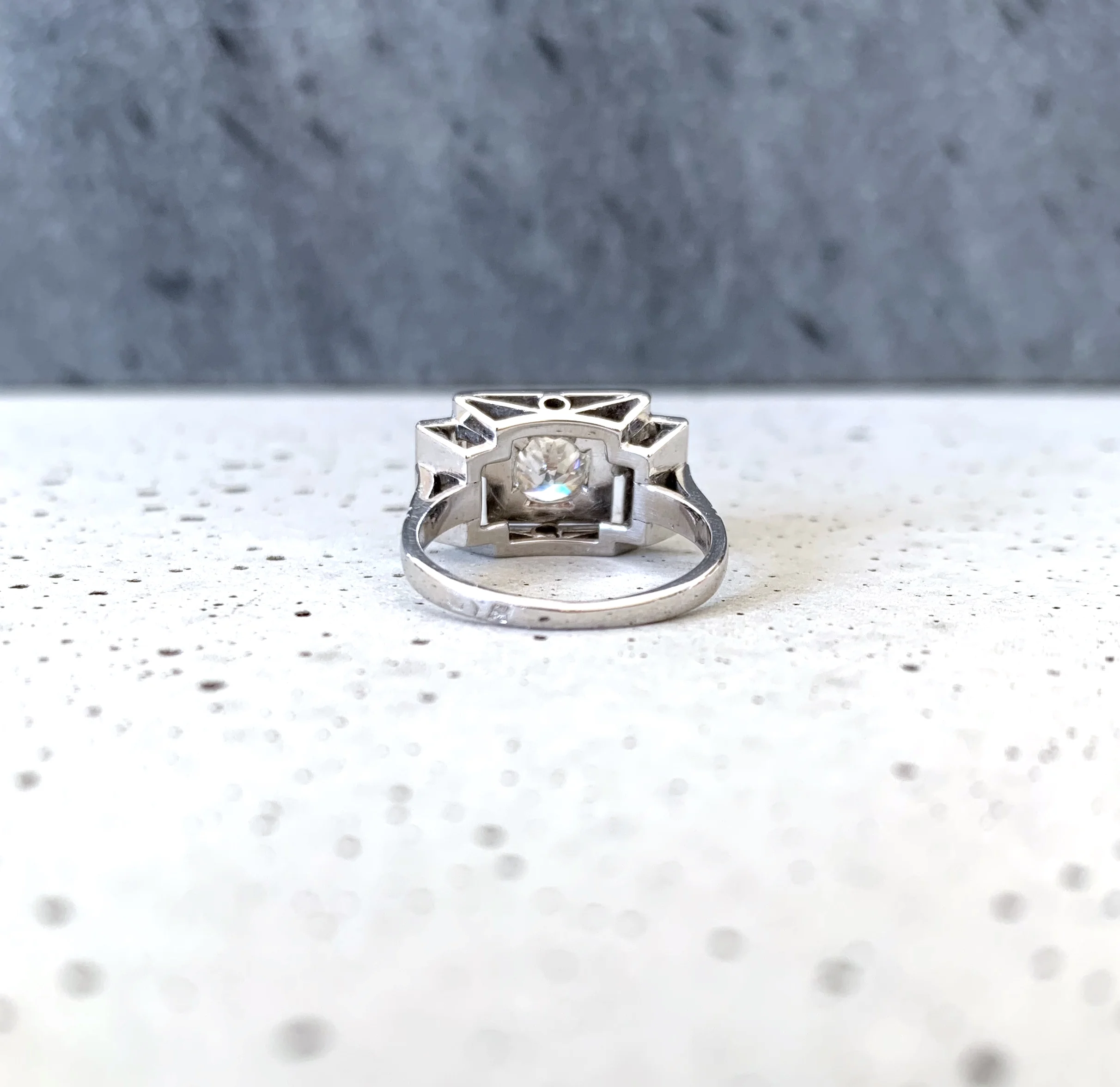 ADR1583-bague-de-fiancailles-ancienne-Art-Deco-or-platine-diamants-taille-ancienne-gradins-tank--07.jpg