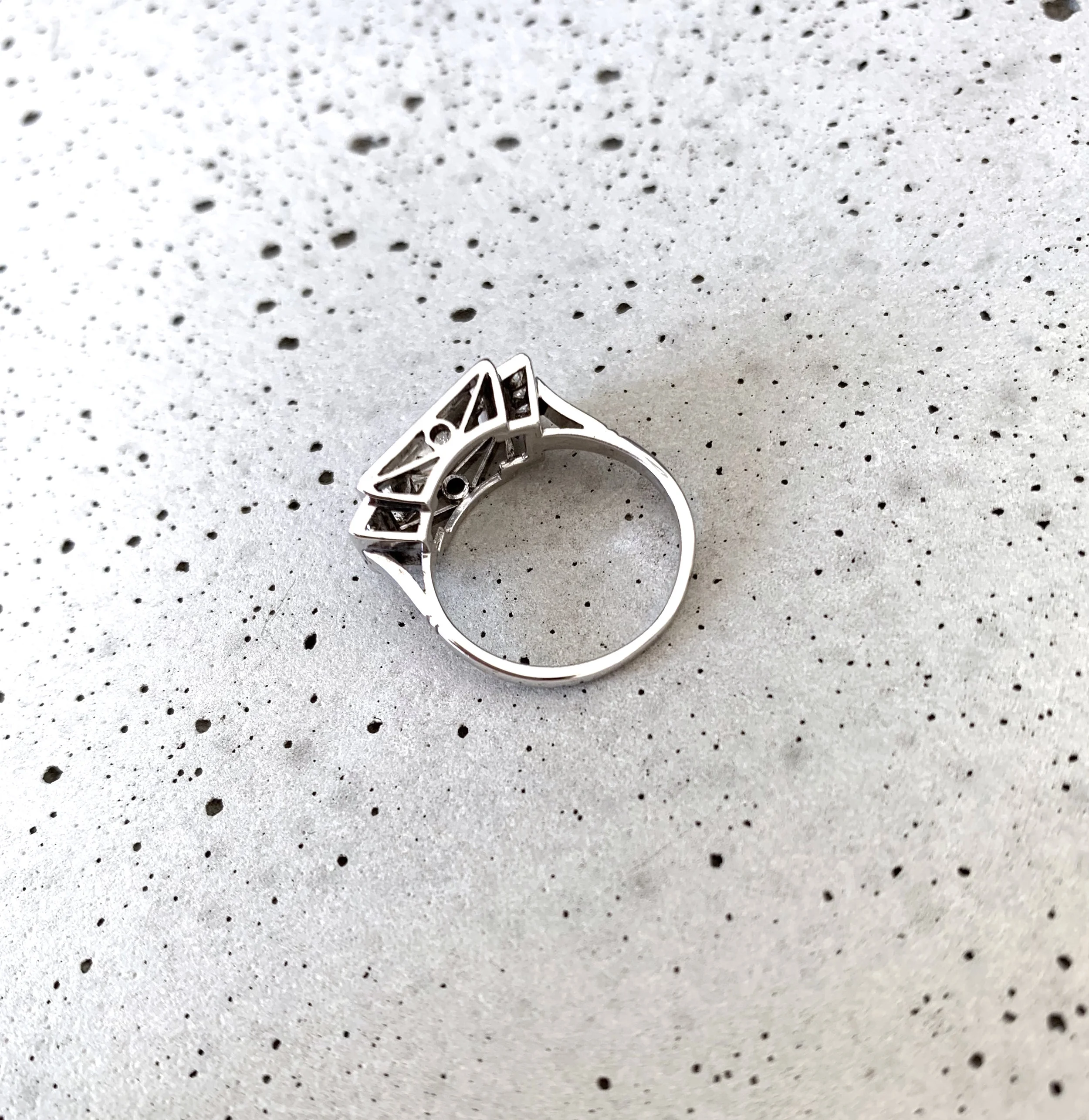 ADR1583-bague-de-fiancailles-ancienne-Art-Deco-or-platine-diamants-taille-ancienne-gradins-tank--09.jpg