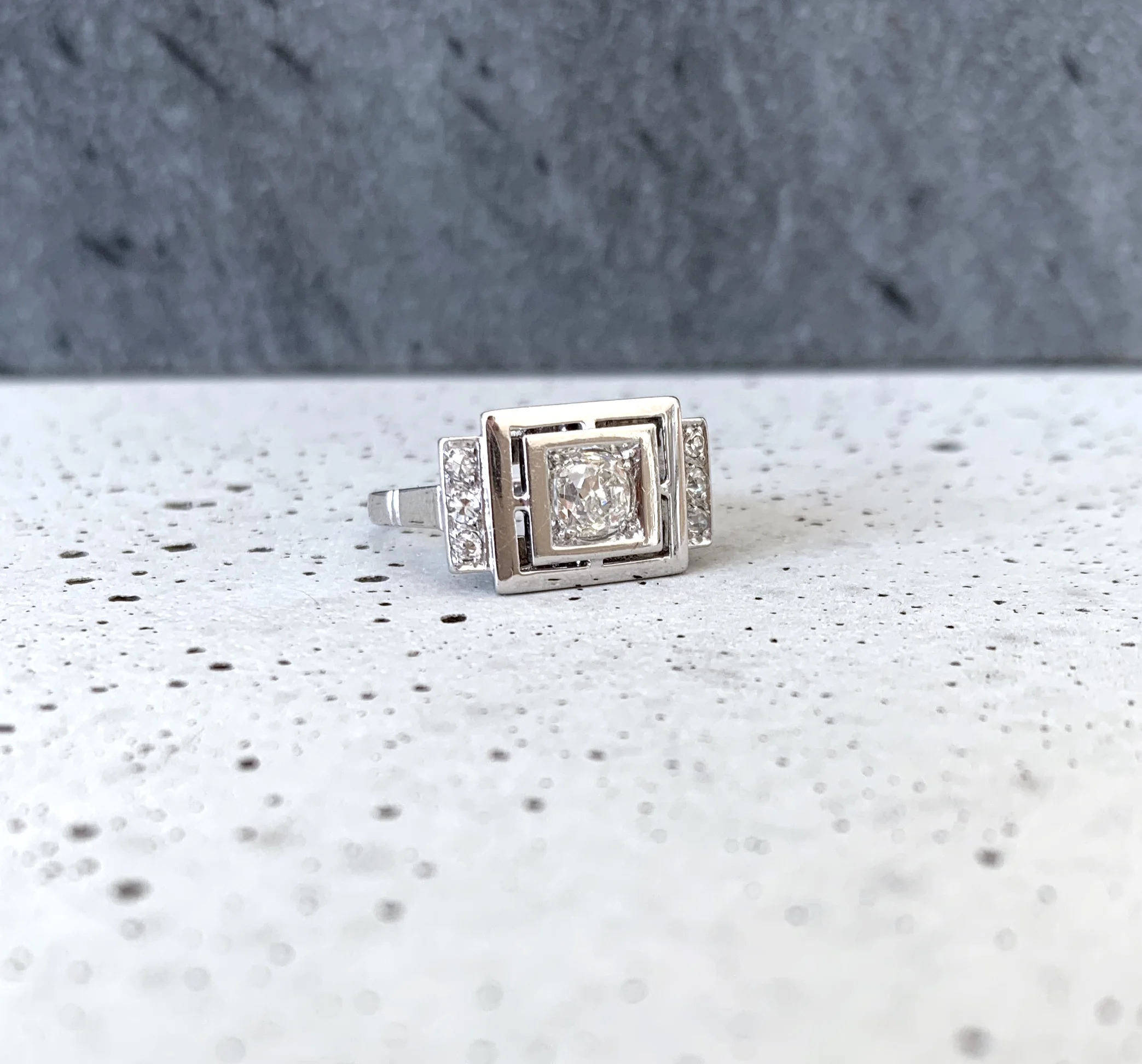 ADR1583-bague-de-fiancailles-ancienne-Art-Deco-or-platine-diamants-taille-ancienne-gradins-tank--10.jpg