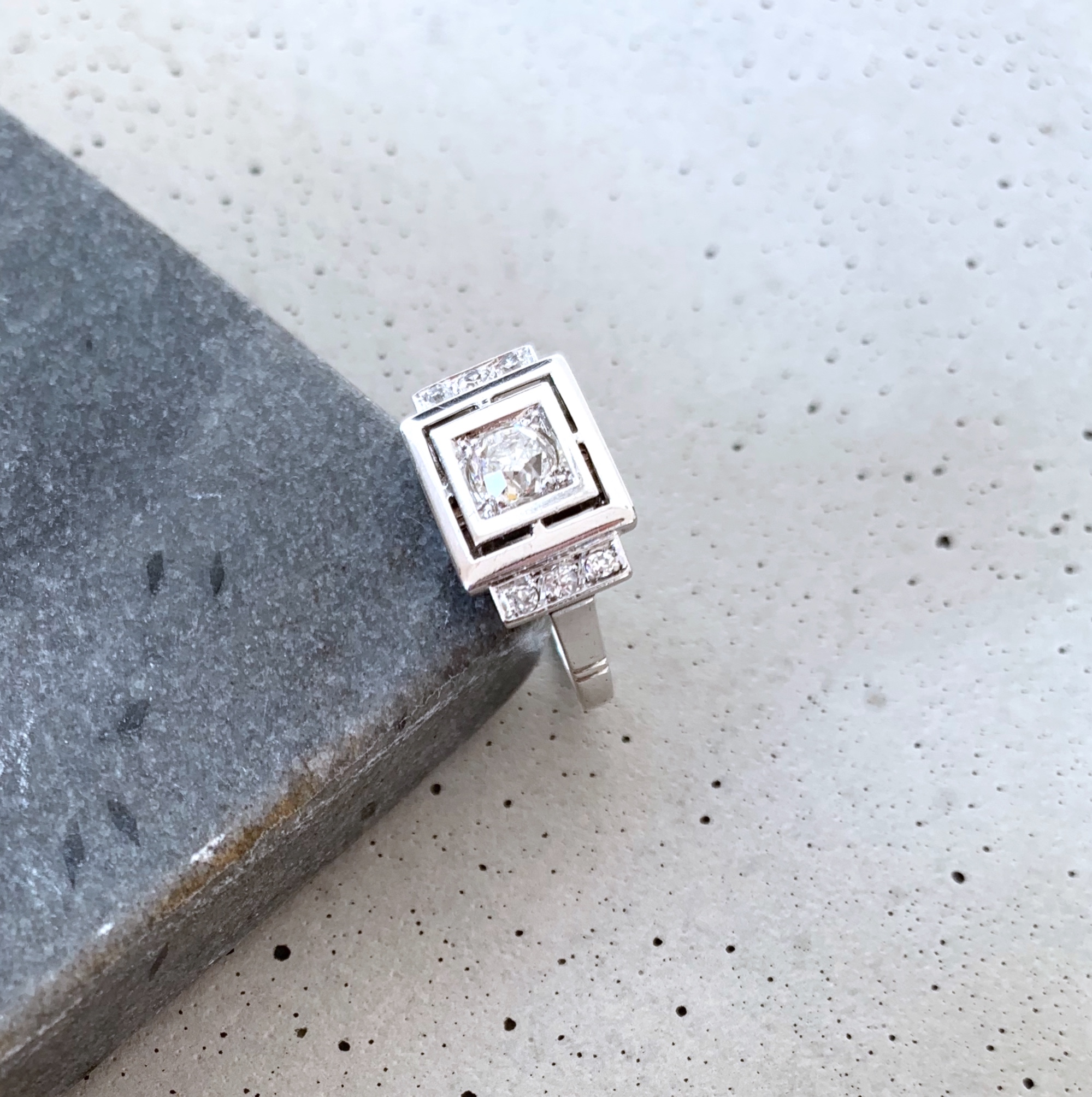 ADR1583-bague-de-fiancailles-ancienne-Art-Deco-or-platine-diamants-taille-ancienne-gradins-tank--11.jpg