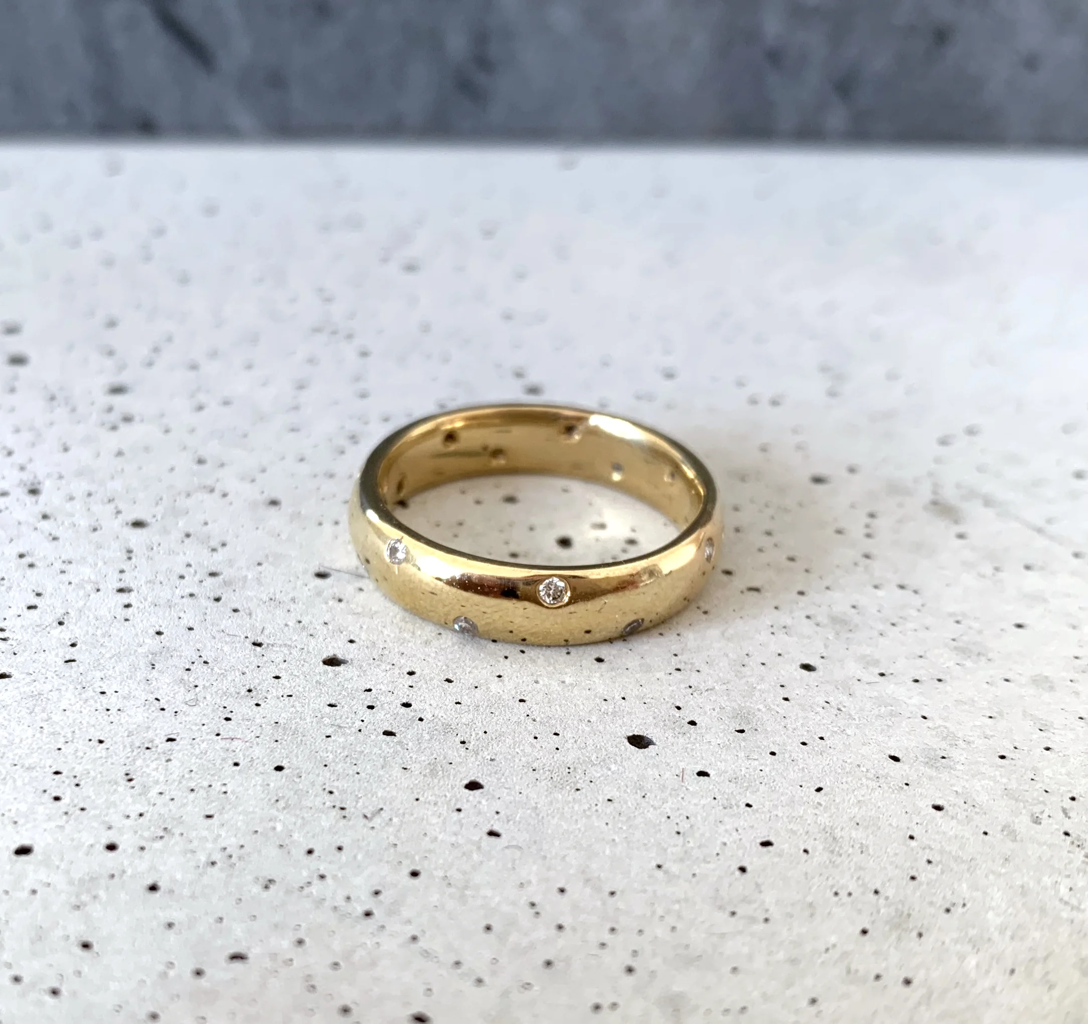 ADR1552-bague-alliance-or-j’aime-petits-diamants-parsemés-vintage-Bijoux-Paris-doccasion-3.jpg