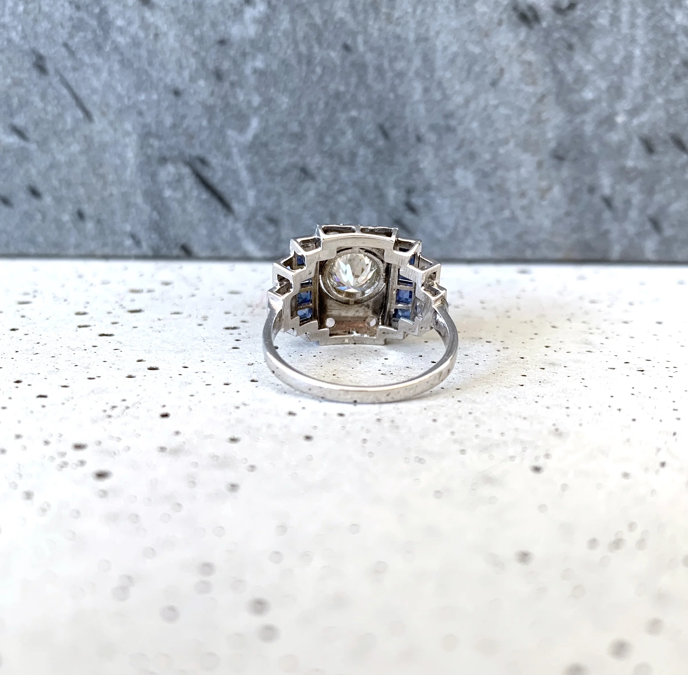 LPB2134C-bague-ancienne-fiançailles-vintage-Art-Deco-platine-diamants-saphir-calibres-paris-04.jpg