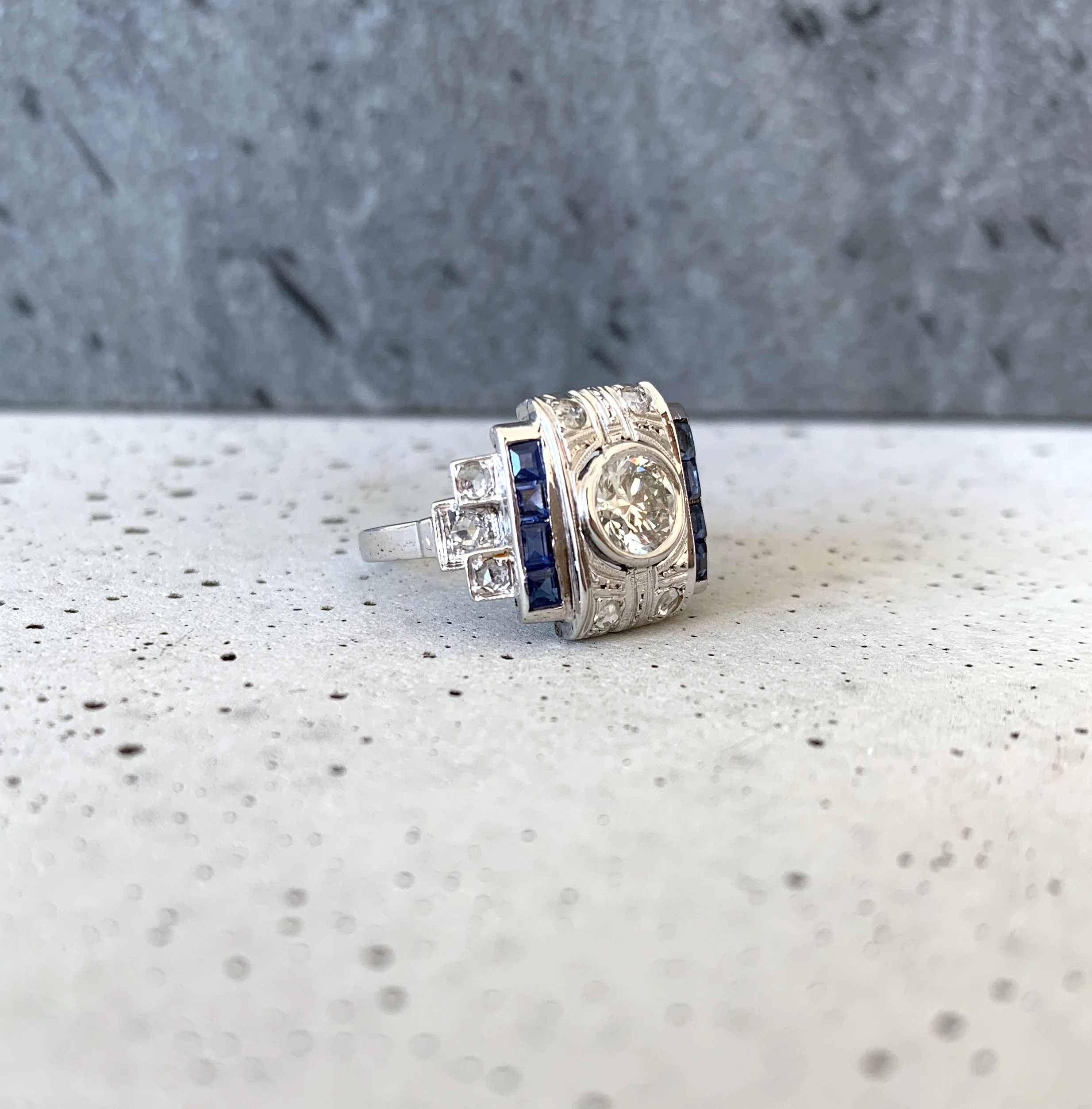 LPB2134C-bague-ancienne-fiançailles-vintage-Art-Deco-platine-diamants-saphir-calibres-paris-05.jpg