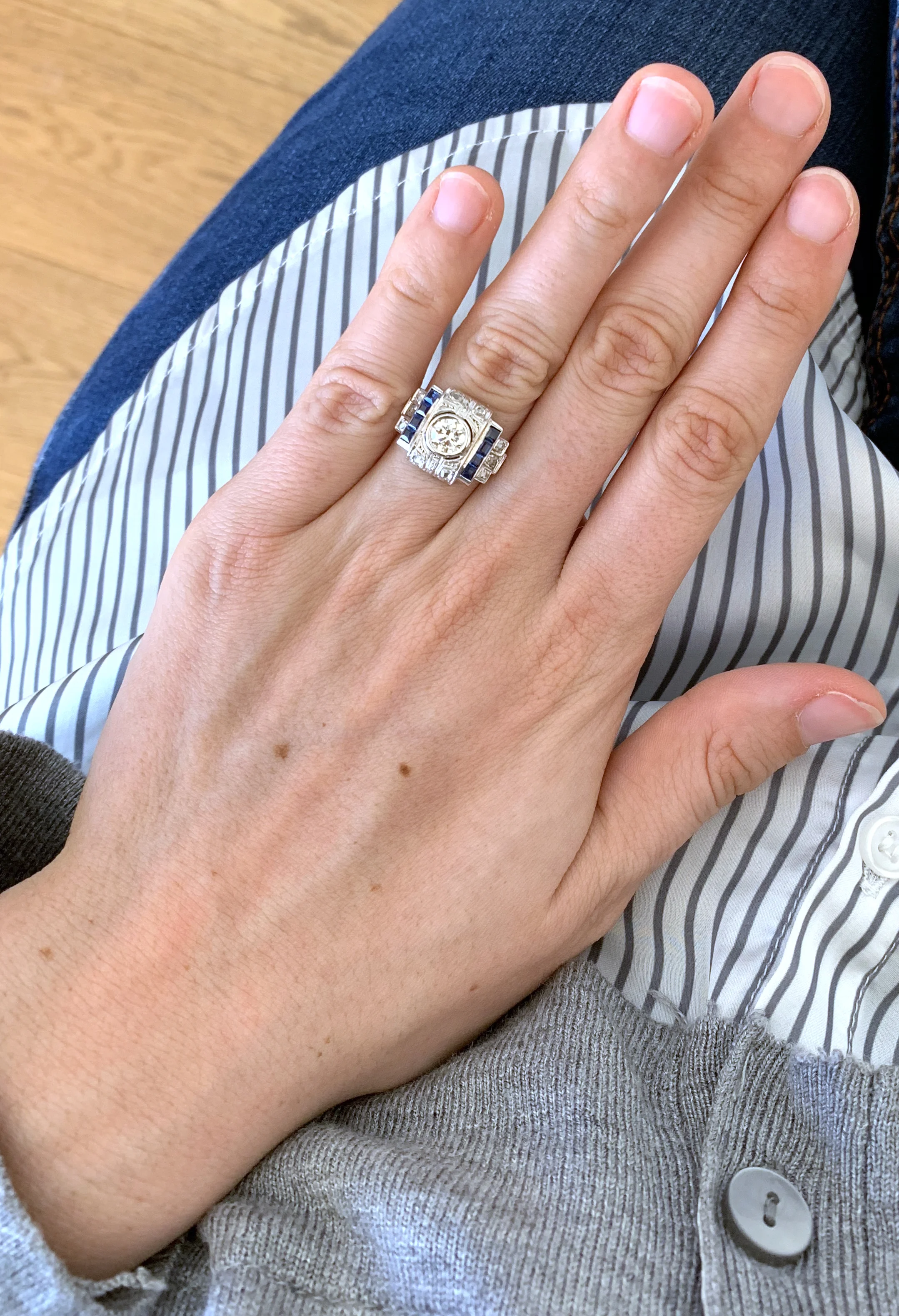 LPB2134C-bague-ancienne-fiançailles-vintage-Art-Deco-platine-diamants-saphir-calibres-paris-07.jpg