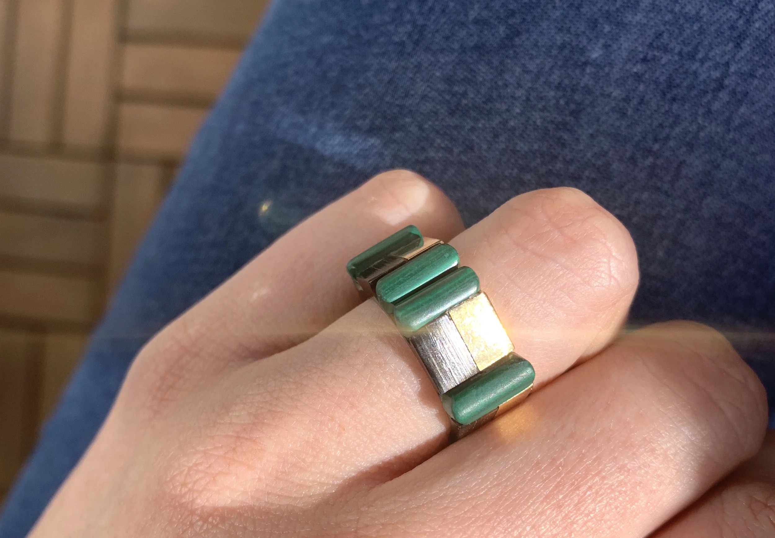ADR1466-bague-moderniste-or-jaune-design-ecaille-malachite-designer-made-in-france-push-present-13.jpg