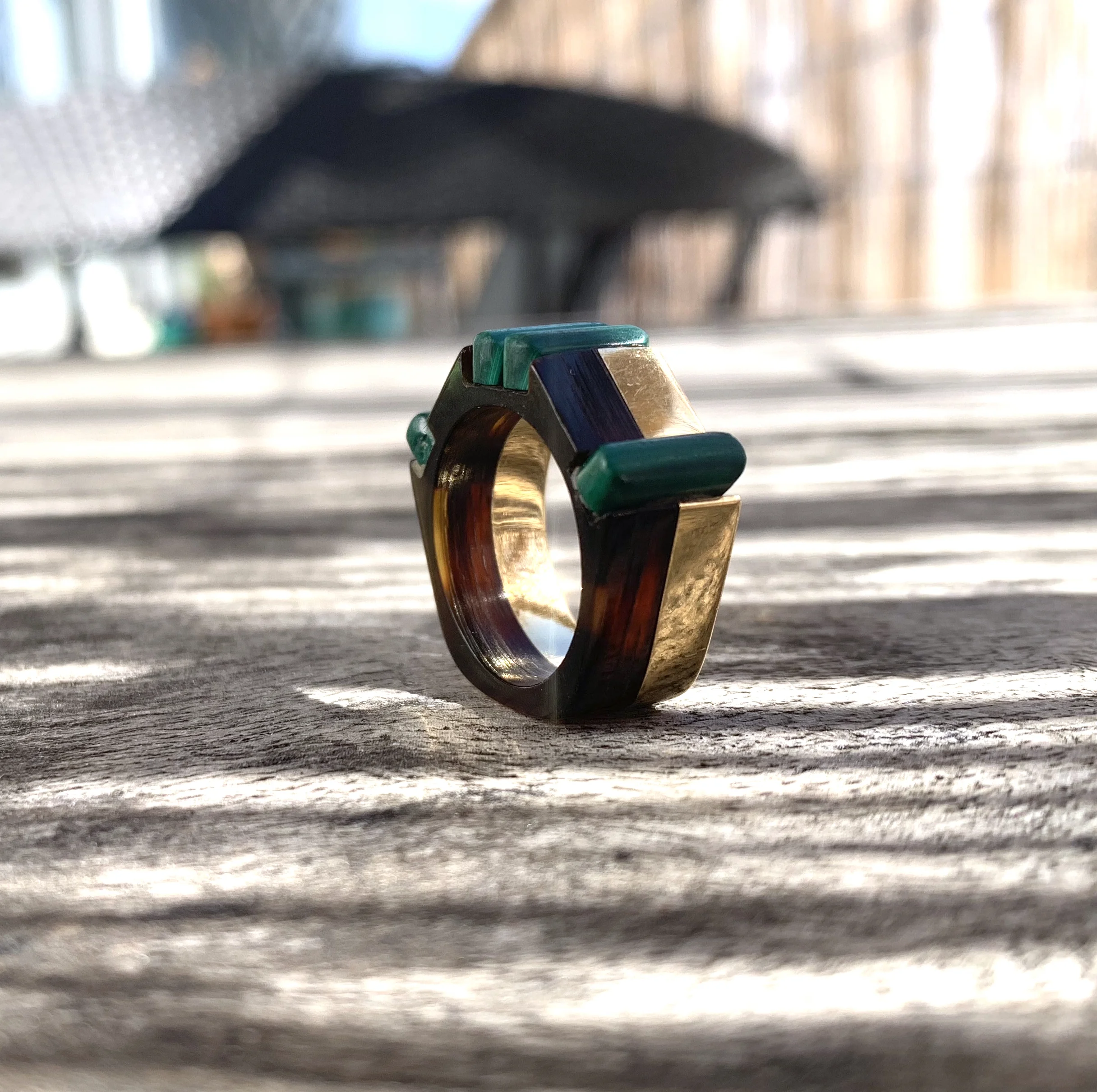 ADR1466-bague-moderniste-or-jaune-design-ecaille-malachite-designer-made-in-france-push-present-02.jpg