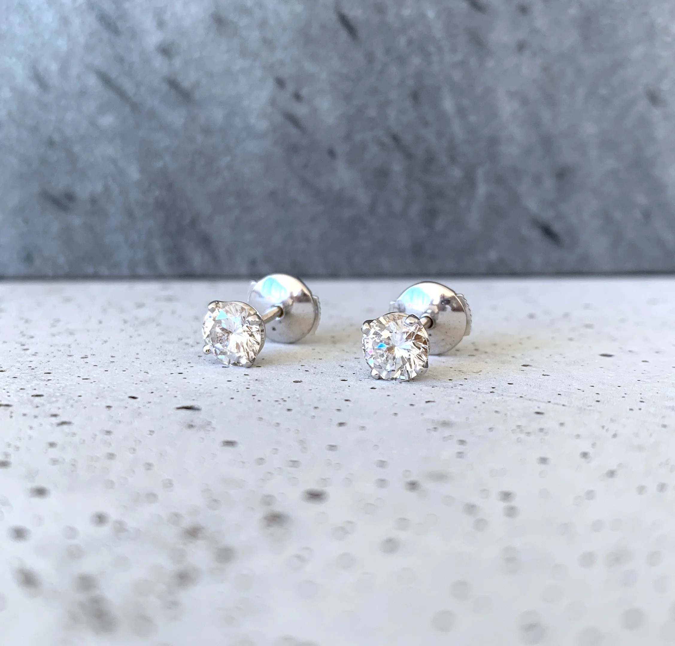 ADR1075-boucles-Doreilles-studs-diamants-or-blanc-0.75-earstuds-Bijoux-Anciens-paris-03.jpg