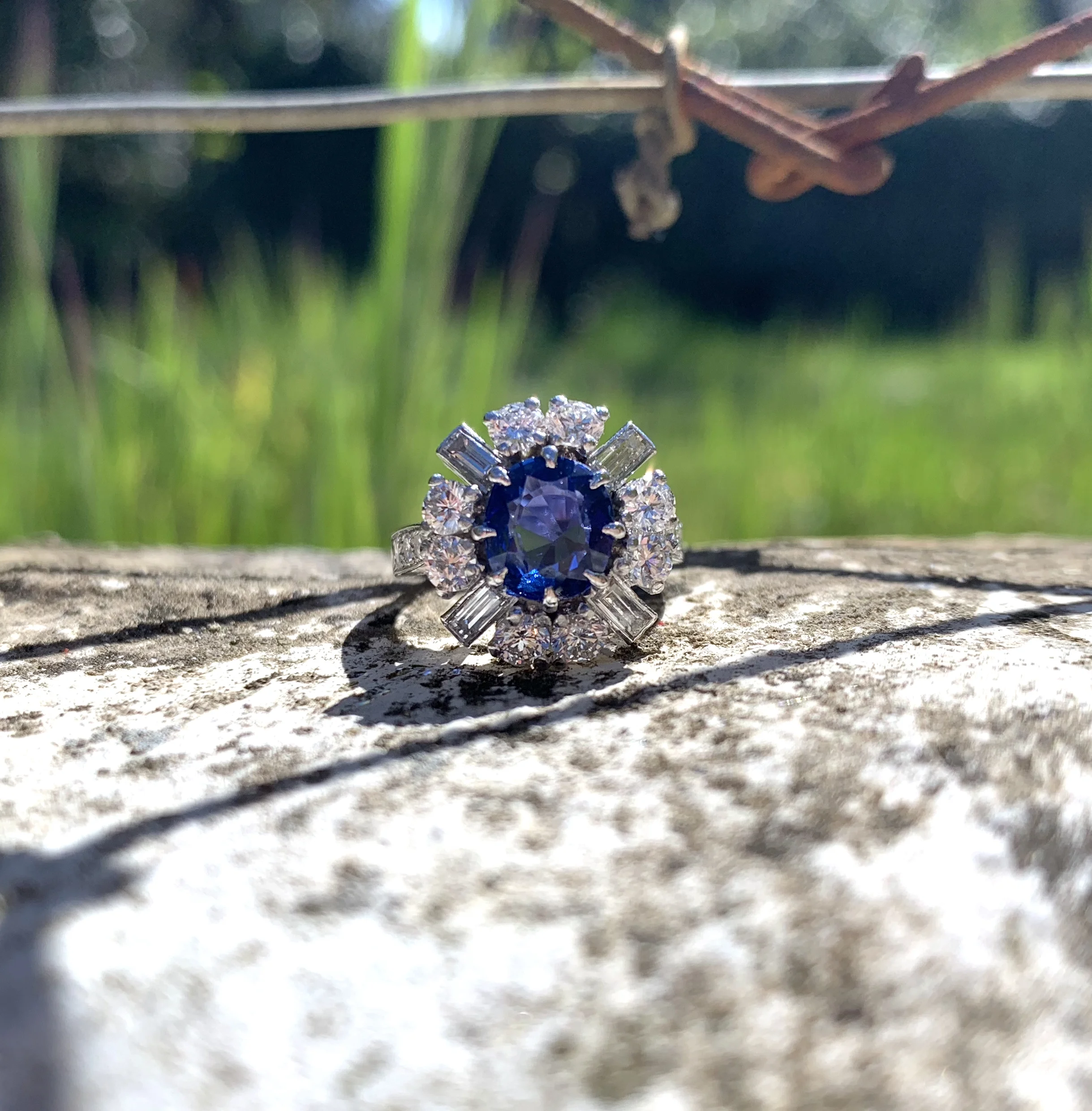 ADR1557-bague-vubtage-platine-saphir-ceylan-naturel-non-chauffe-non-heated-sapphire-ring-diamants-baguette-diamonds-02.jpg