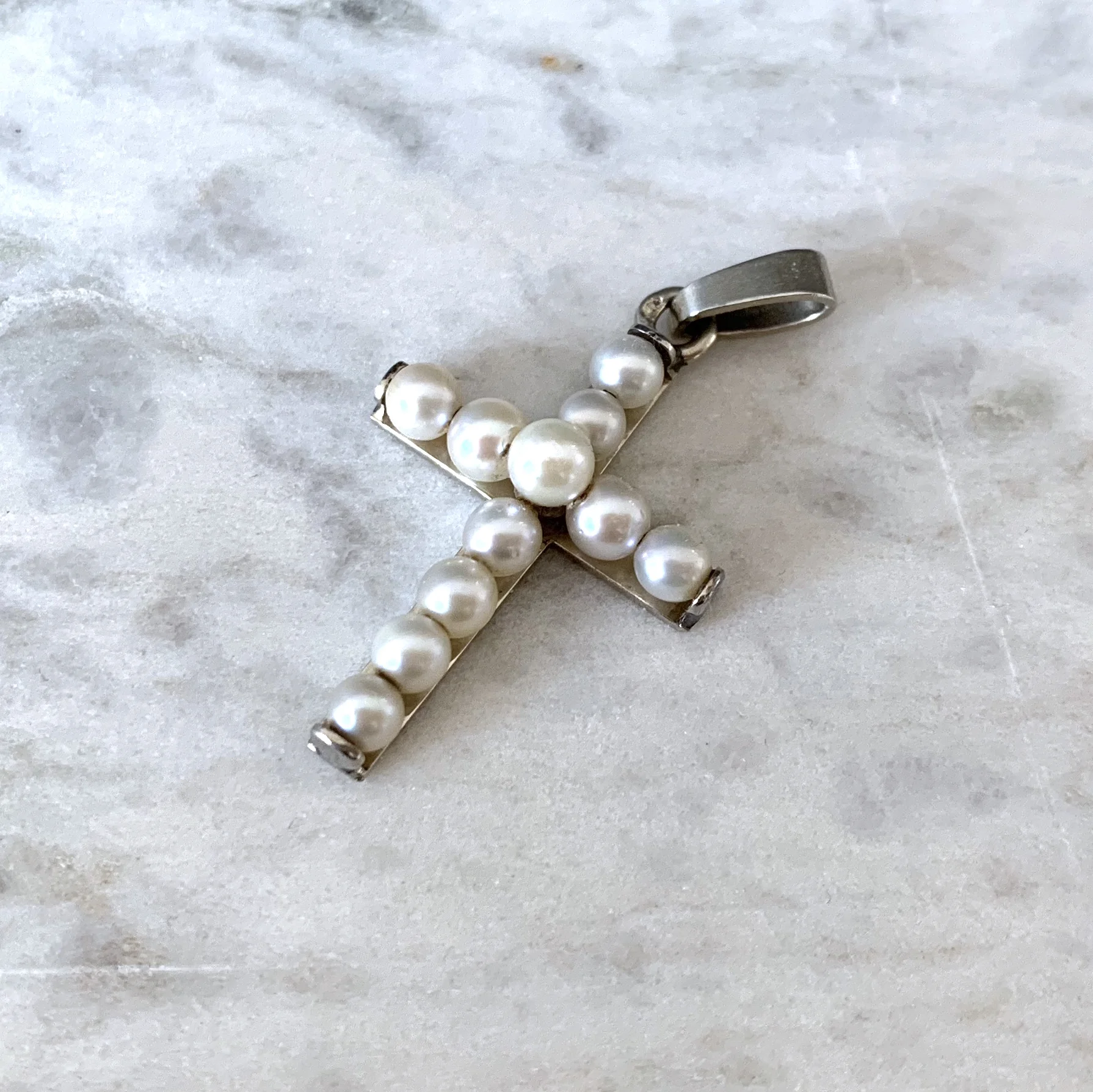 ADR1616-croix-en-or-blanc-perles-de-culture-pendentif-religieux -05.jpg